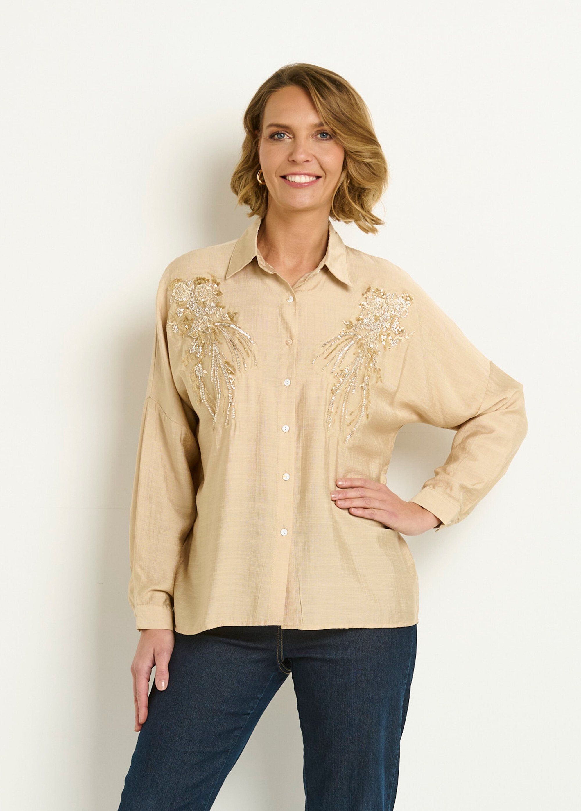 Geborduurde_blouse_met_parels_en_pailletten_Beige_FA1_slim