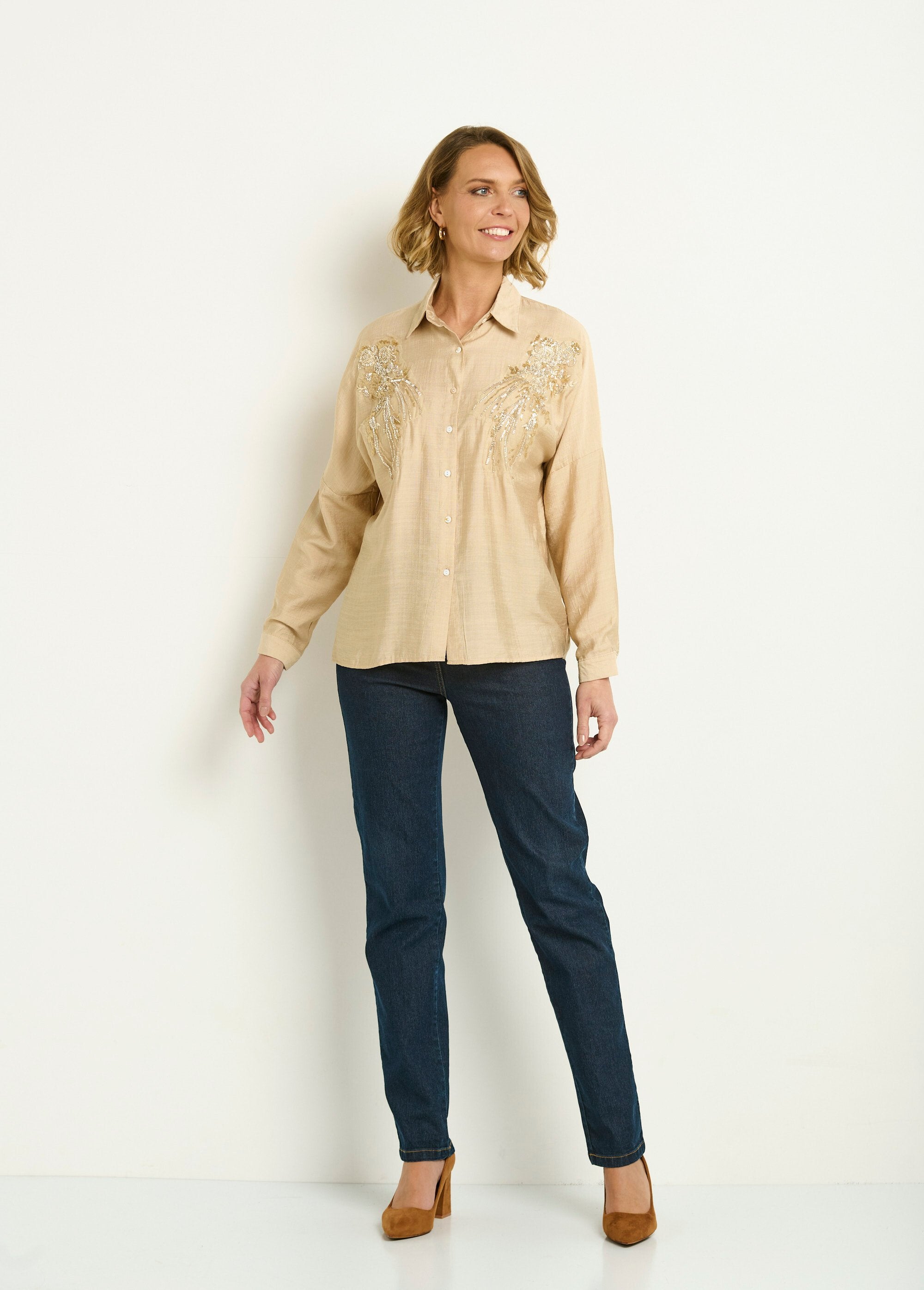 Geborduurde_blouse_met_parels_en_pailletten_Beige_SF1_slim