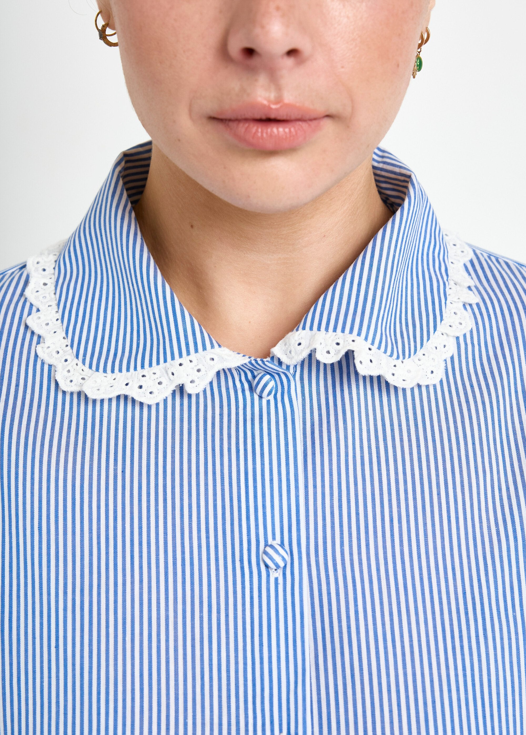 Chemisier_détails_dentelle_et_col_rond_Bleu_raye__DE2_curvy