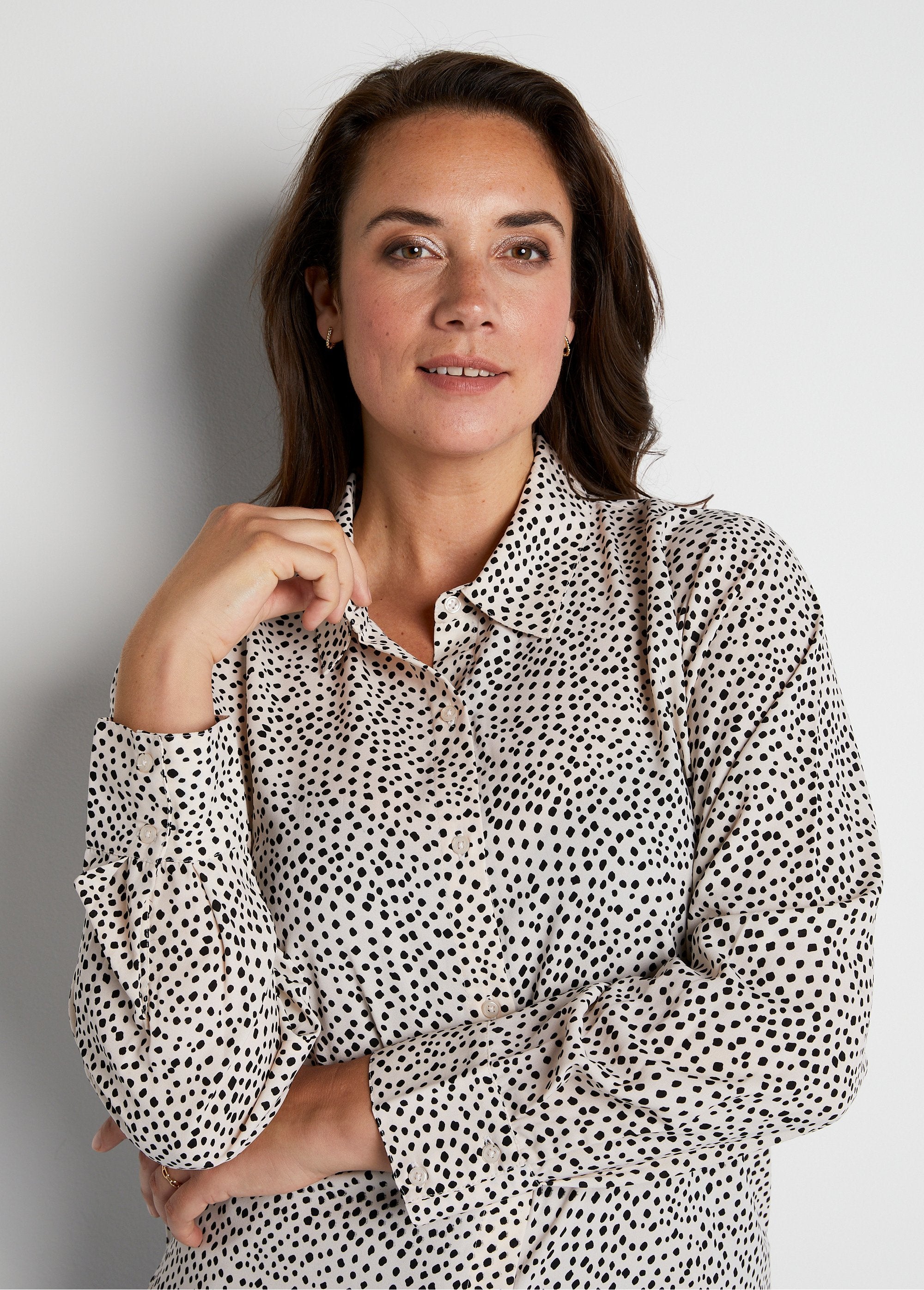 Rechte_blouse_met_polka_dot_print_Zwart_ecru_DE1_curvy