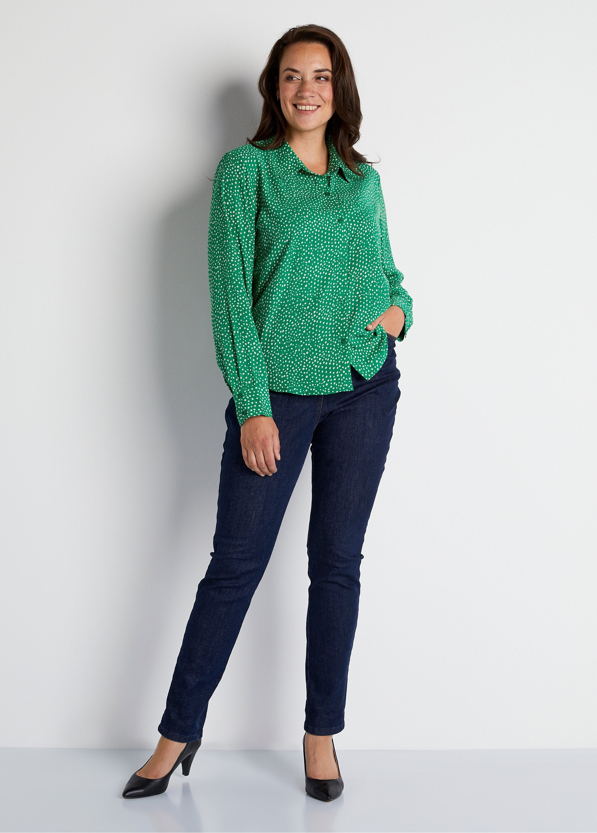 Rechte_blouse_met_polka_dot_print_Ecru_groen_SF1_curvy