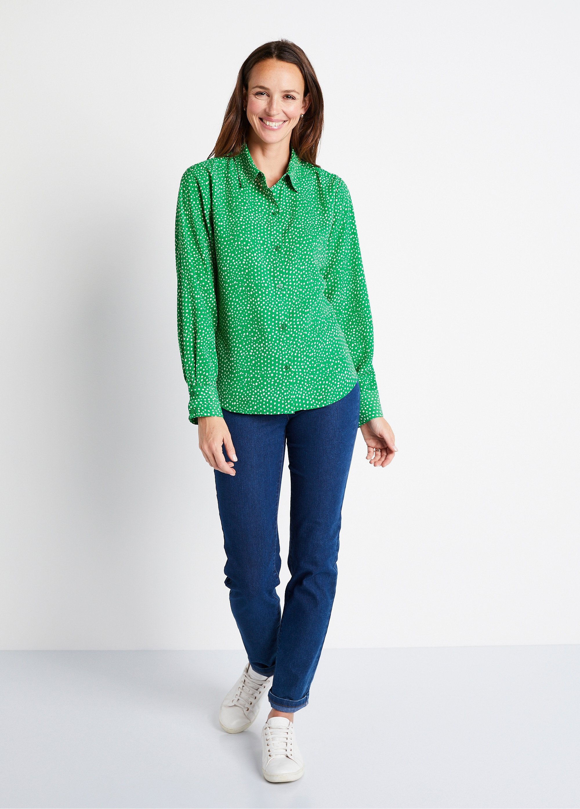 Rechte_blouse_met_polka_dot_print_Ecru_groen_SF1_slim