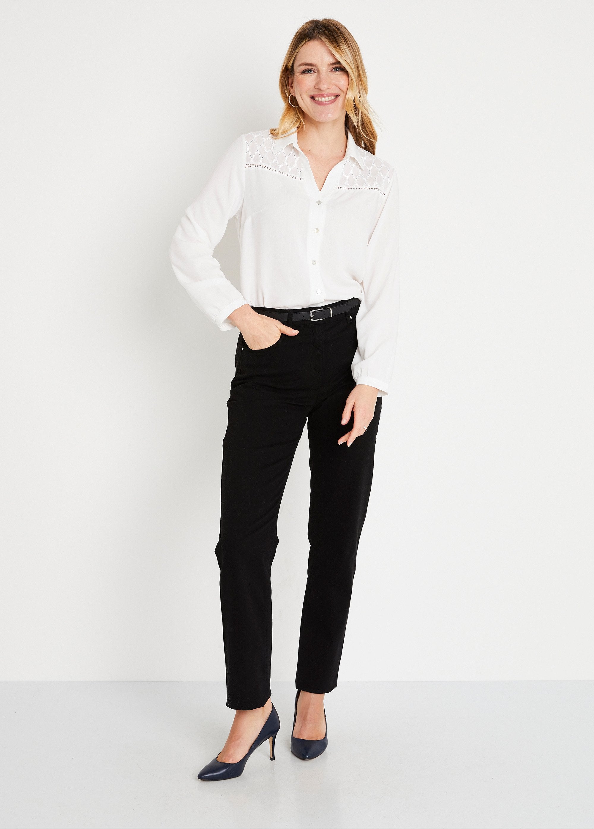 Effen_blouse_met_geborduurde_knopen_Ecru_SF1_slim