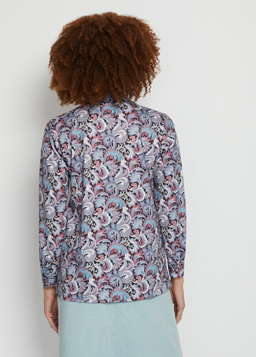 Blusa_longa_estampa_paisley_com_botões_de_pressão_Fundo_preto_DO1_slim