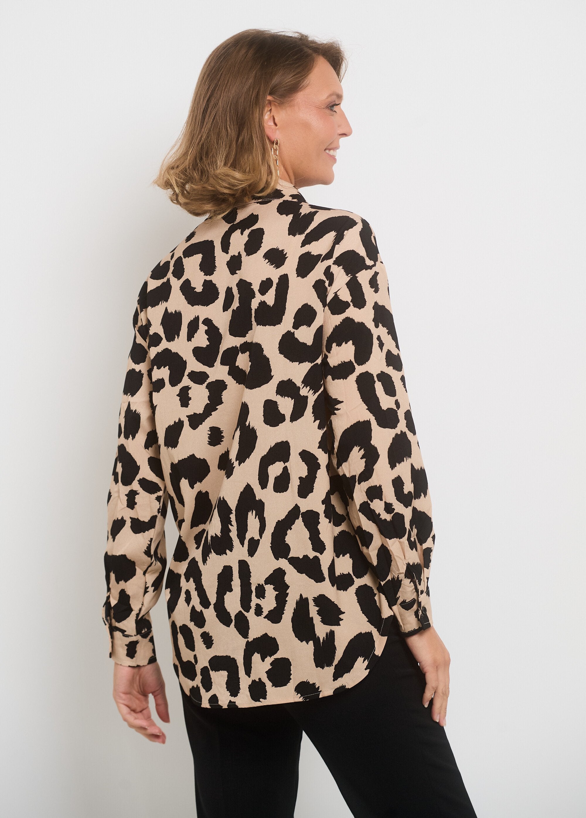 Stijlvolle_blouse_met_luipaardprint_Beige_et_noir_DO1_slim