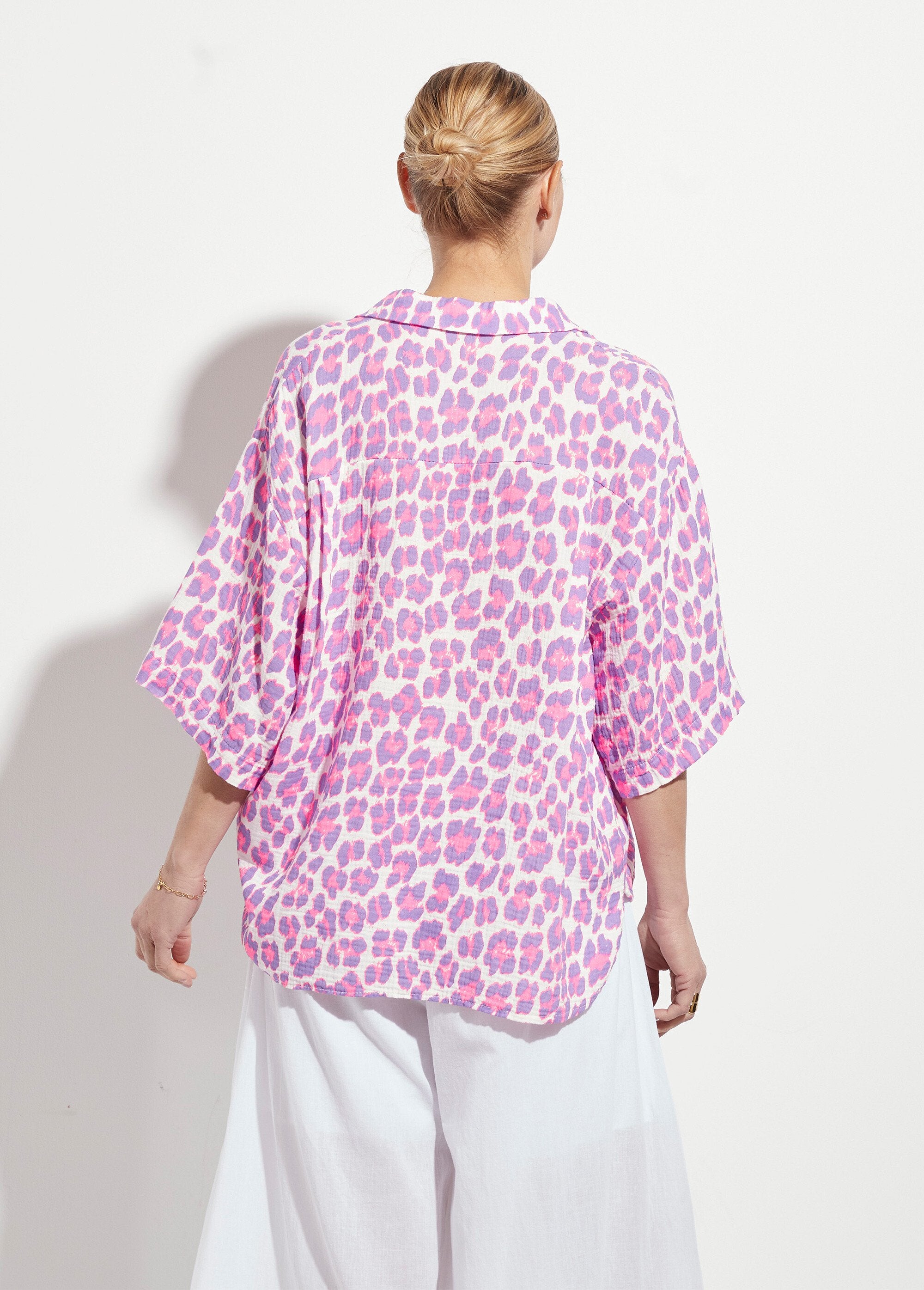 Fluorescerende_luipaardblouse_met_kimonomouwen_Violet_DO1_slim