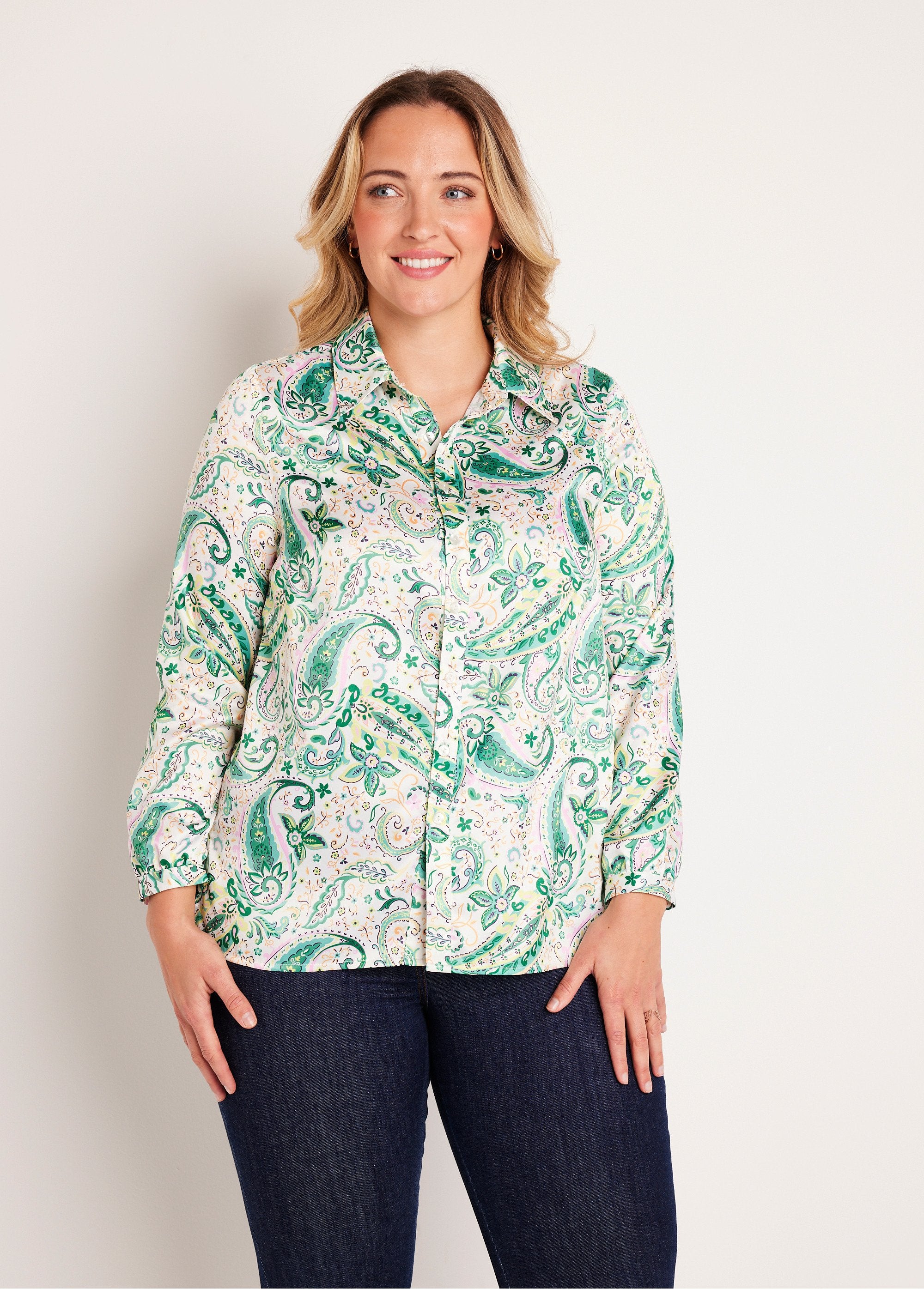 Lange_rechte_satijnen_blouse_met_knoopsluiting_Groene_Imp_FA1_curvy