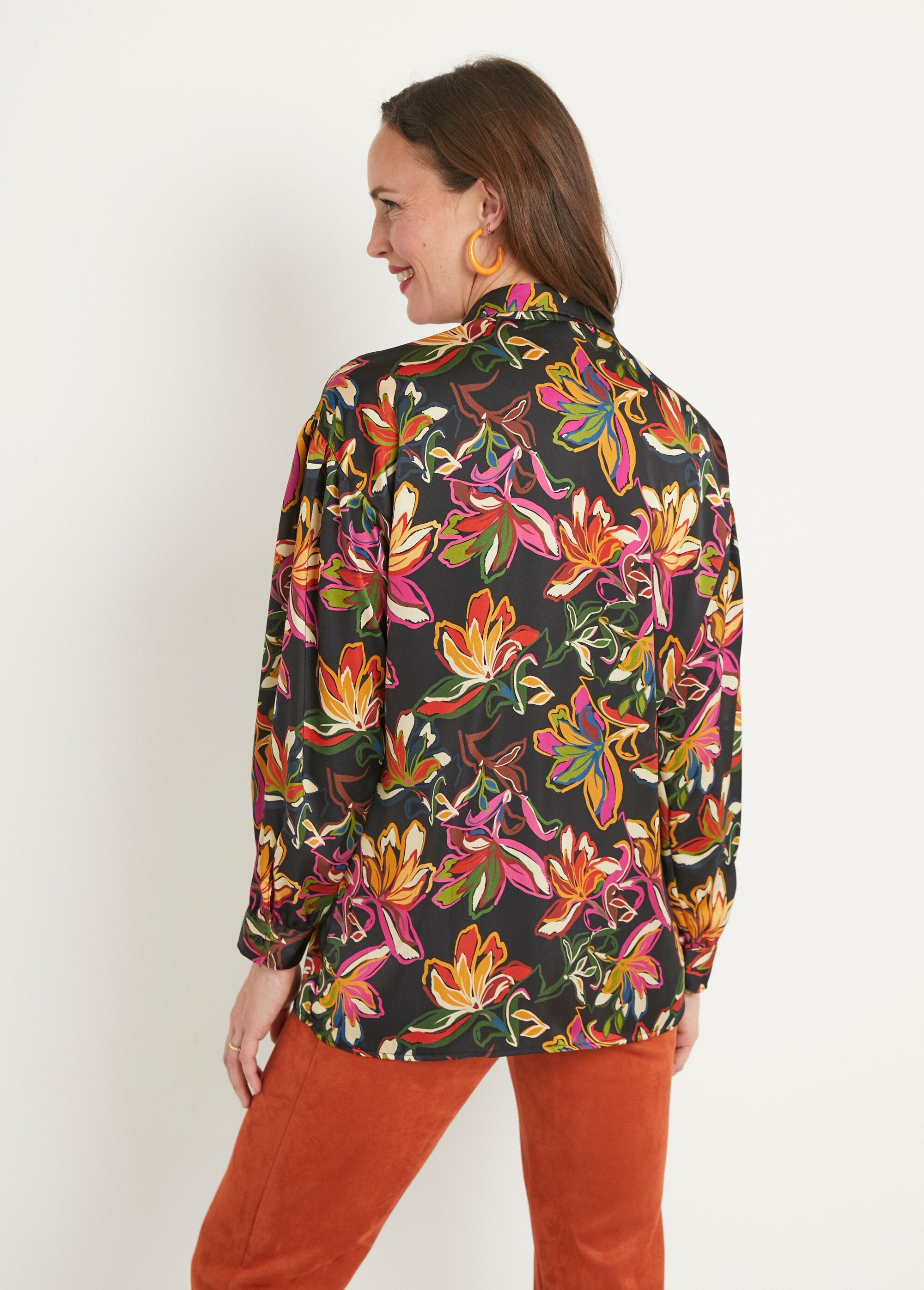 Gebloemde_satijnen_blouse_met_lange_mouwen_Noir_et_rose_DO1_slim