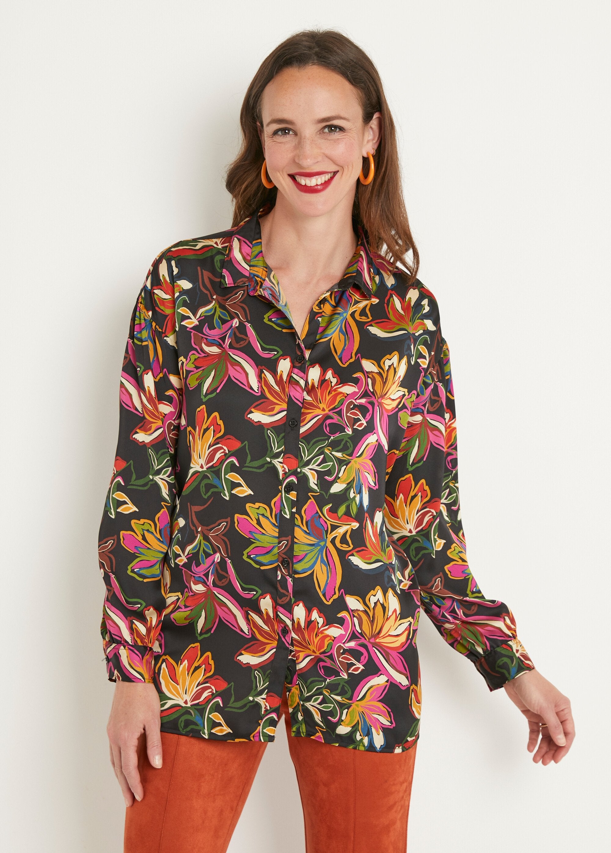 Gebloemde_satijnen_blouse_met_lange_mouwen_Noir_et_rose_FA1_slim