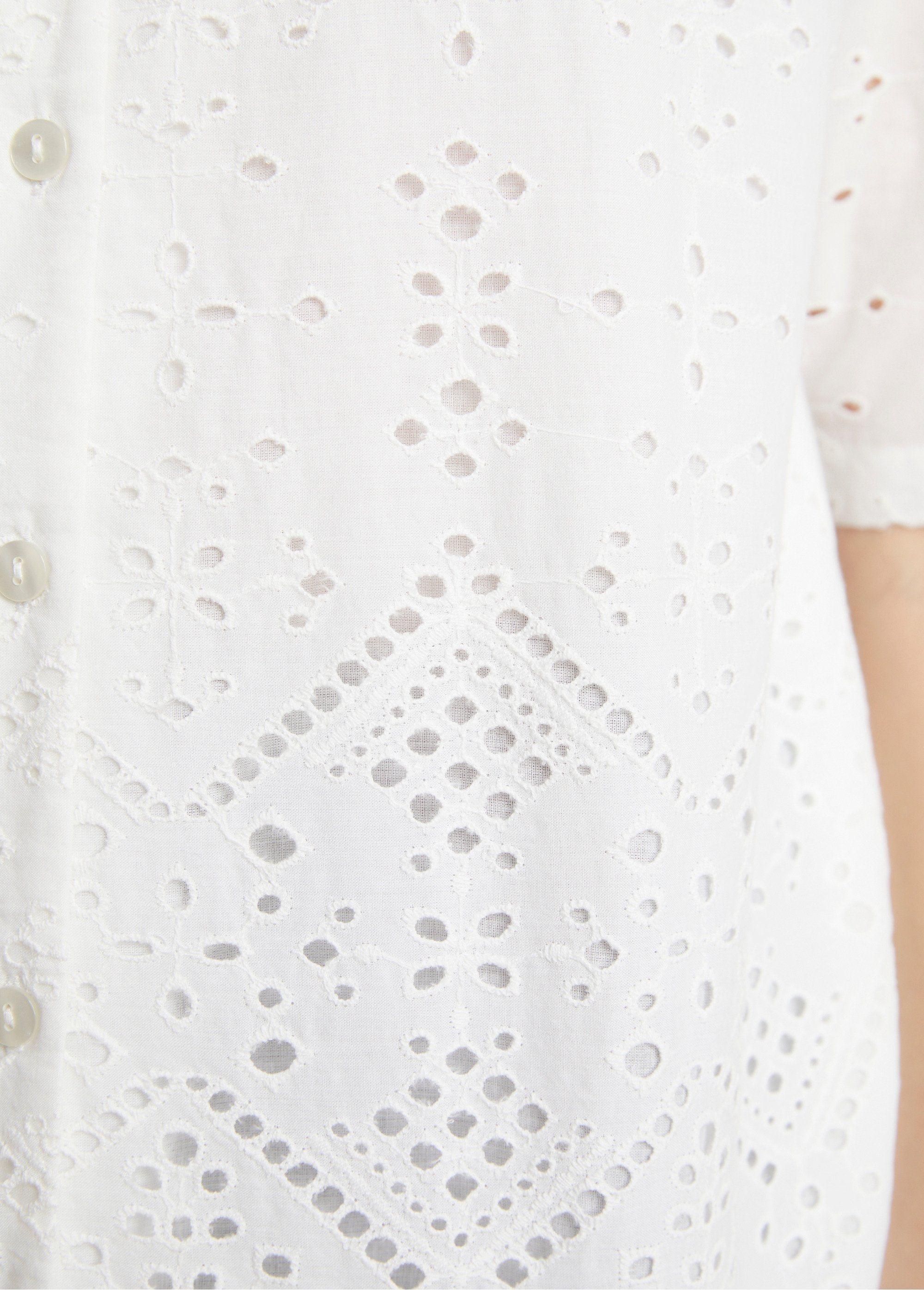 Embroidered_short-sleeved_blouse_White_DE4_slim