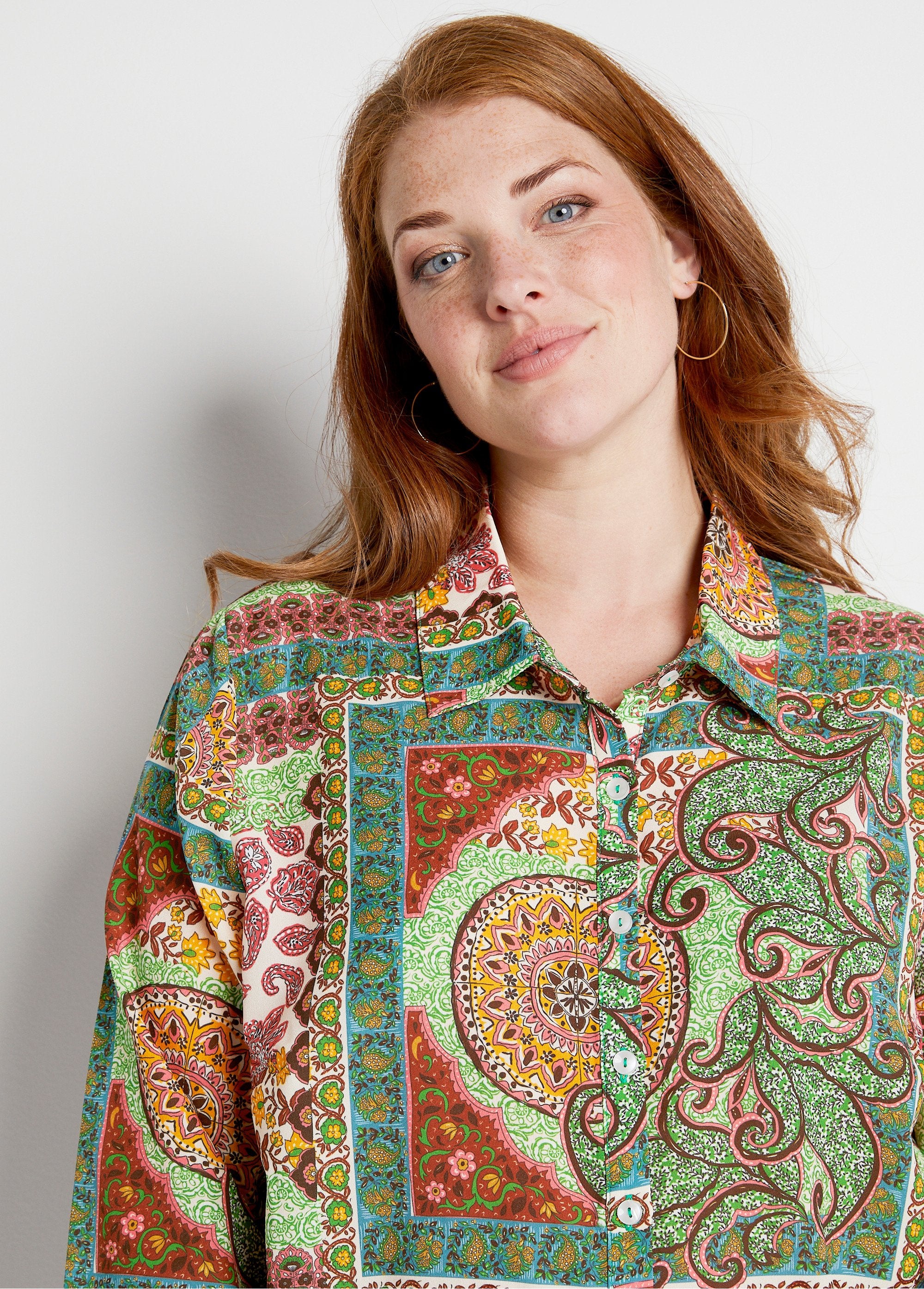 Bedrukte_blouse_met_lange_mouwen_Kameelprint_DE1_curvy