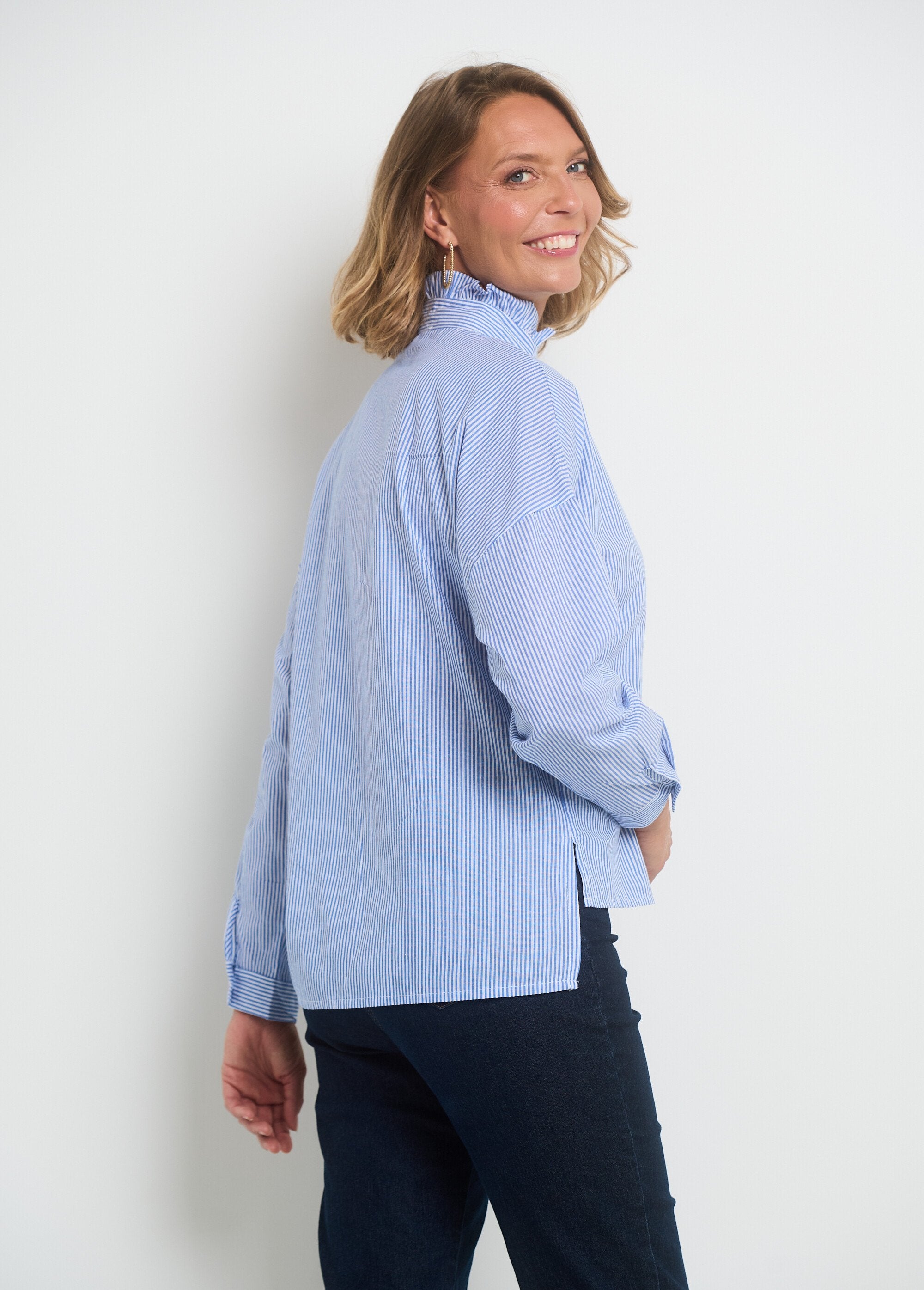 Gestreepte_blouse_met_geplooide_opstaande_kraag_Bleu_et_blanc_DO1_slim