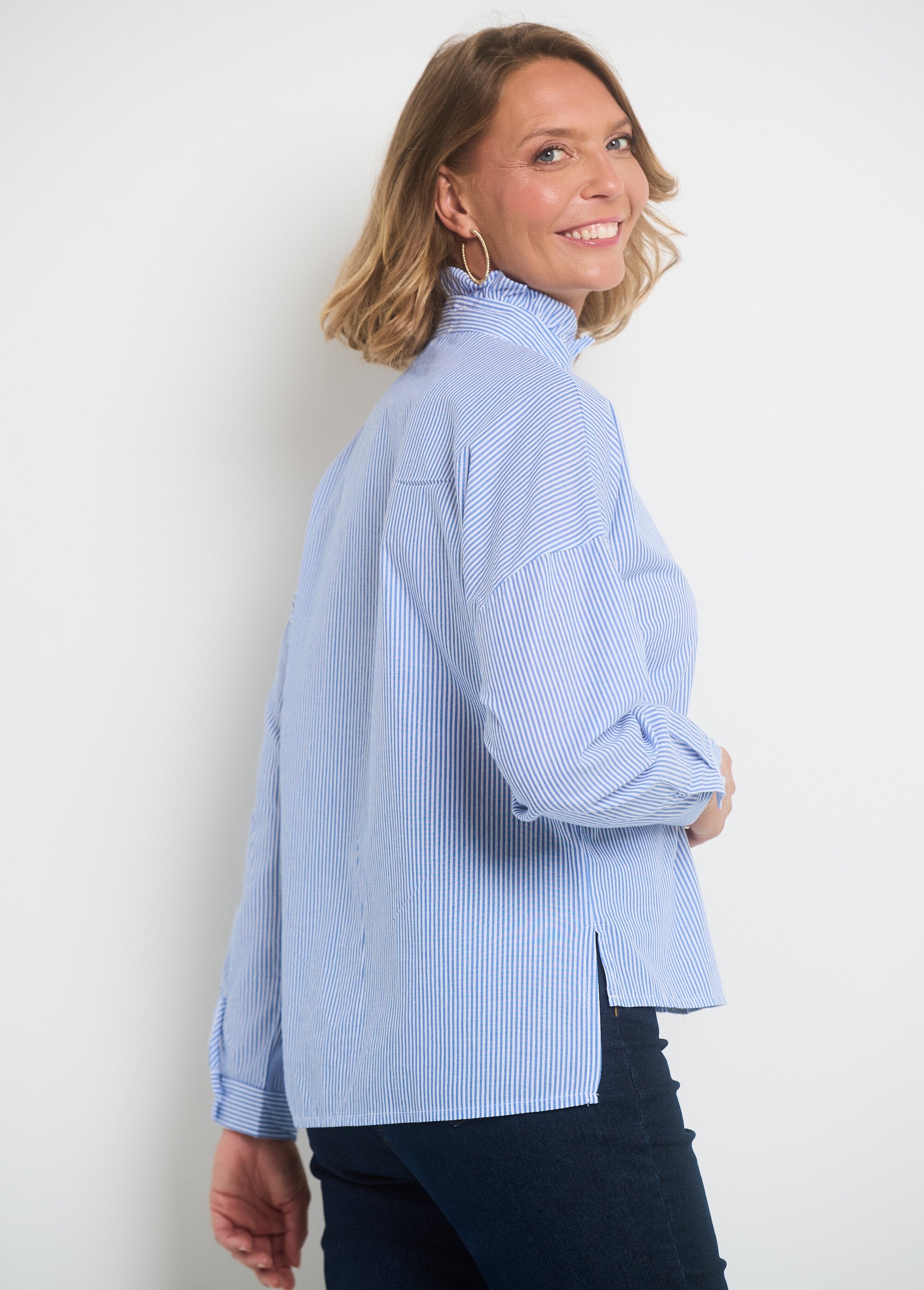 Gestreepte_blouse_met_geplooide_opstaande_kraag_Bleu_et_blanc_DR1_slim