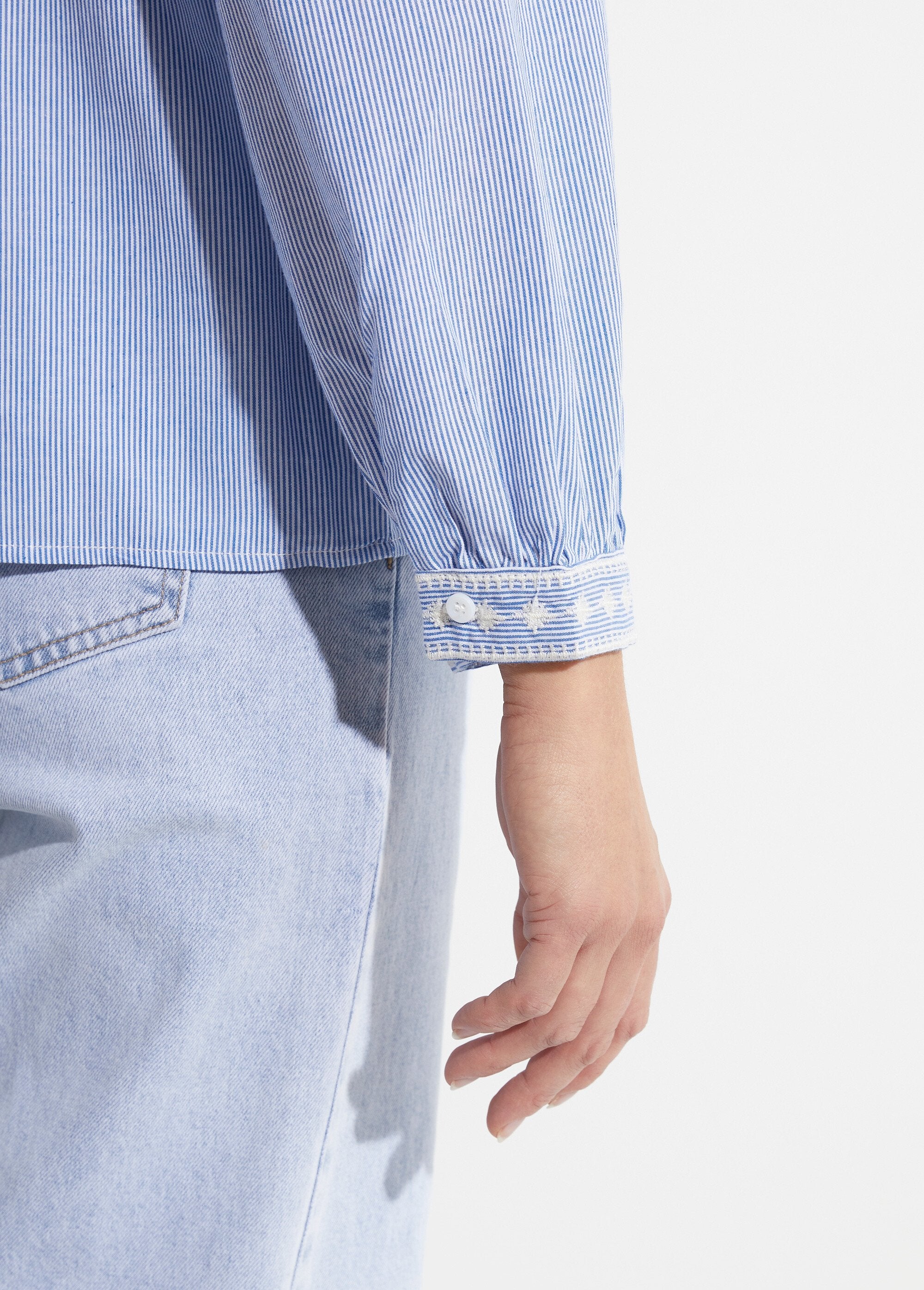 Gestreepte_blouse_met_ronde_hals_en_borduursel_Bleu_DE3_slim