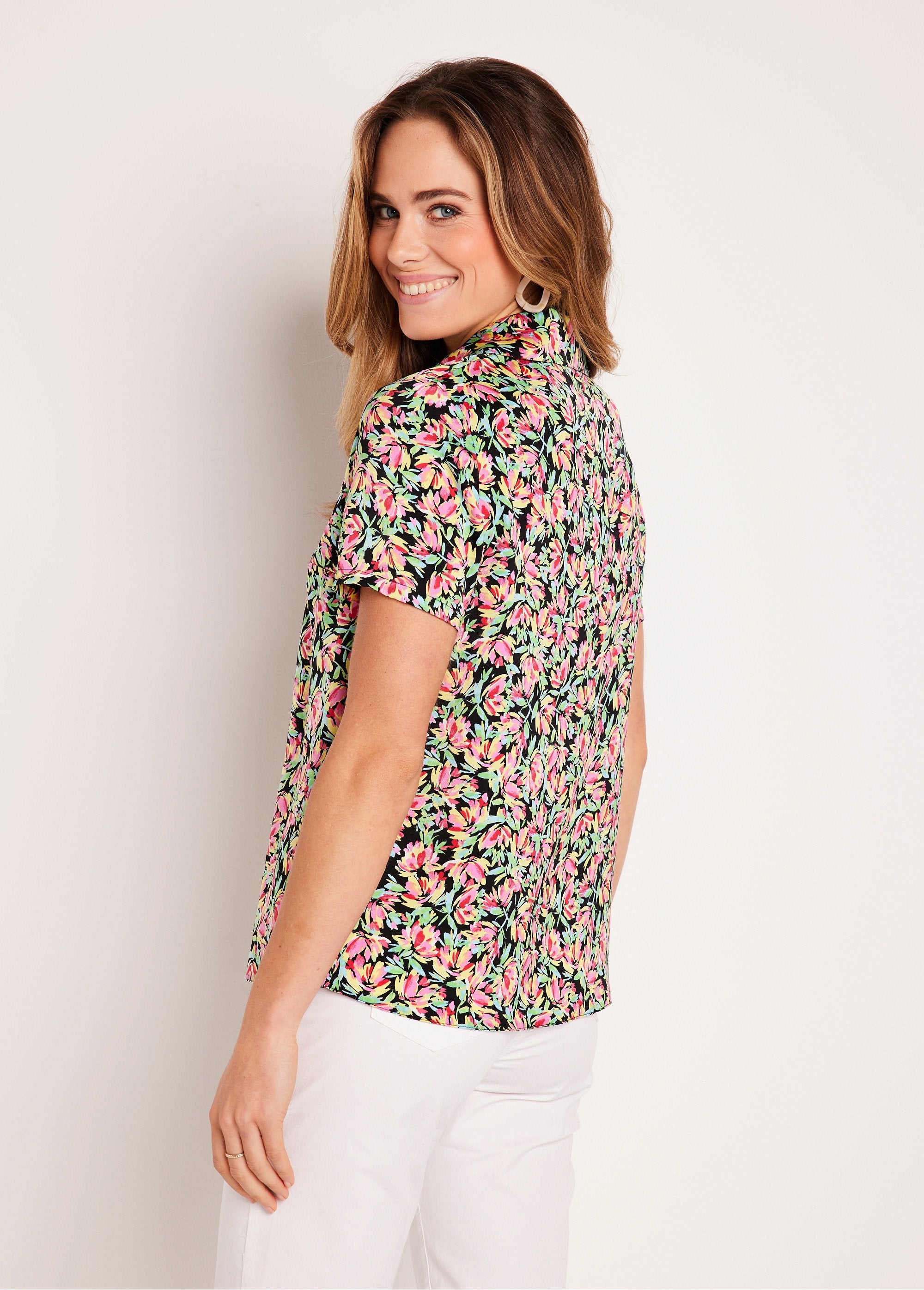 Gebloemde_satijnen_blouse_met_korte_mouwen_Groen_en_roze_DO1_slim