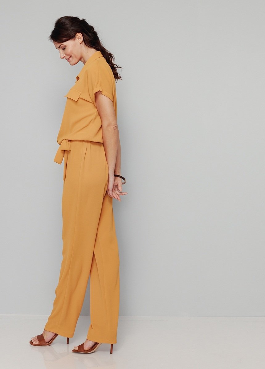 Effen_broekpak_met_elastische_tailleband_Uni_miel_DR1_slim