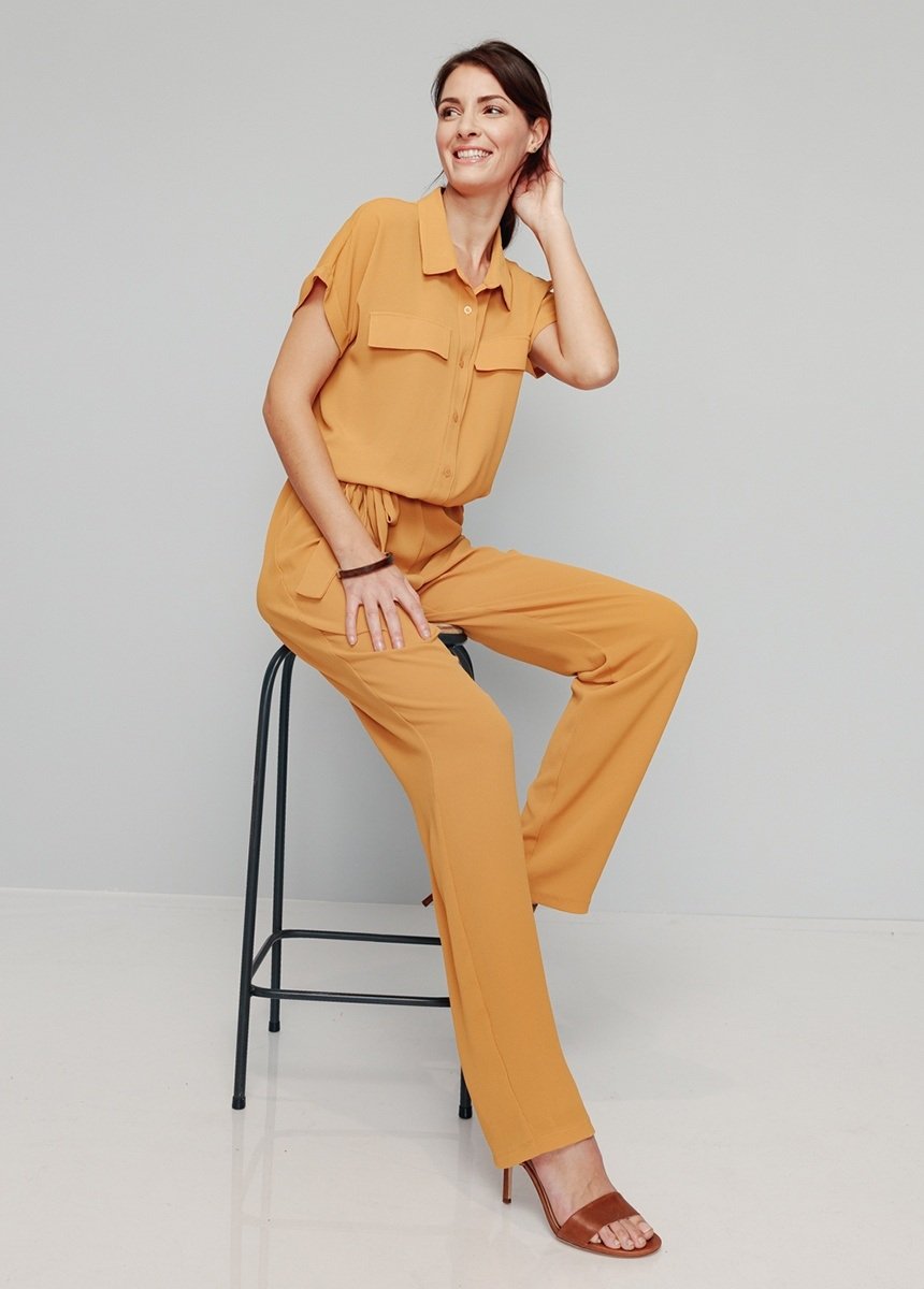Effen_broekpak_met_elastische_tailleband_Uni_miel_FA1_slim