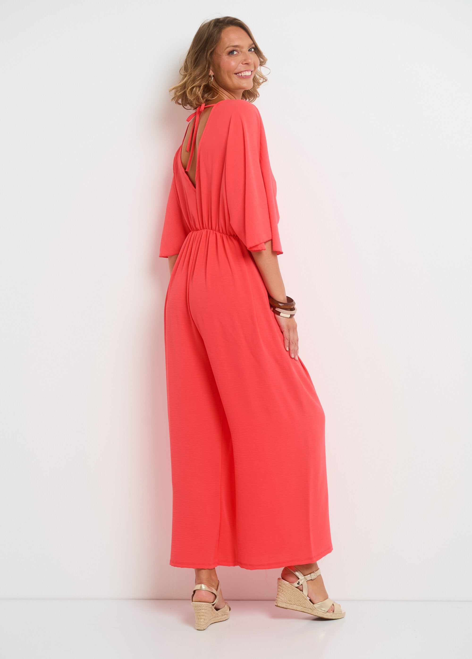 Soepele_jumpsuit_met_V-hals_en_striksluiting_op_de_rug_Corail_DR1_slim