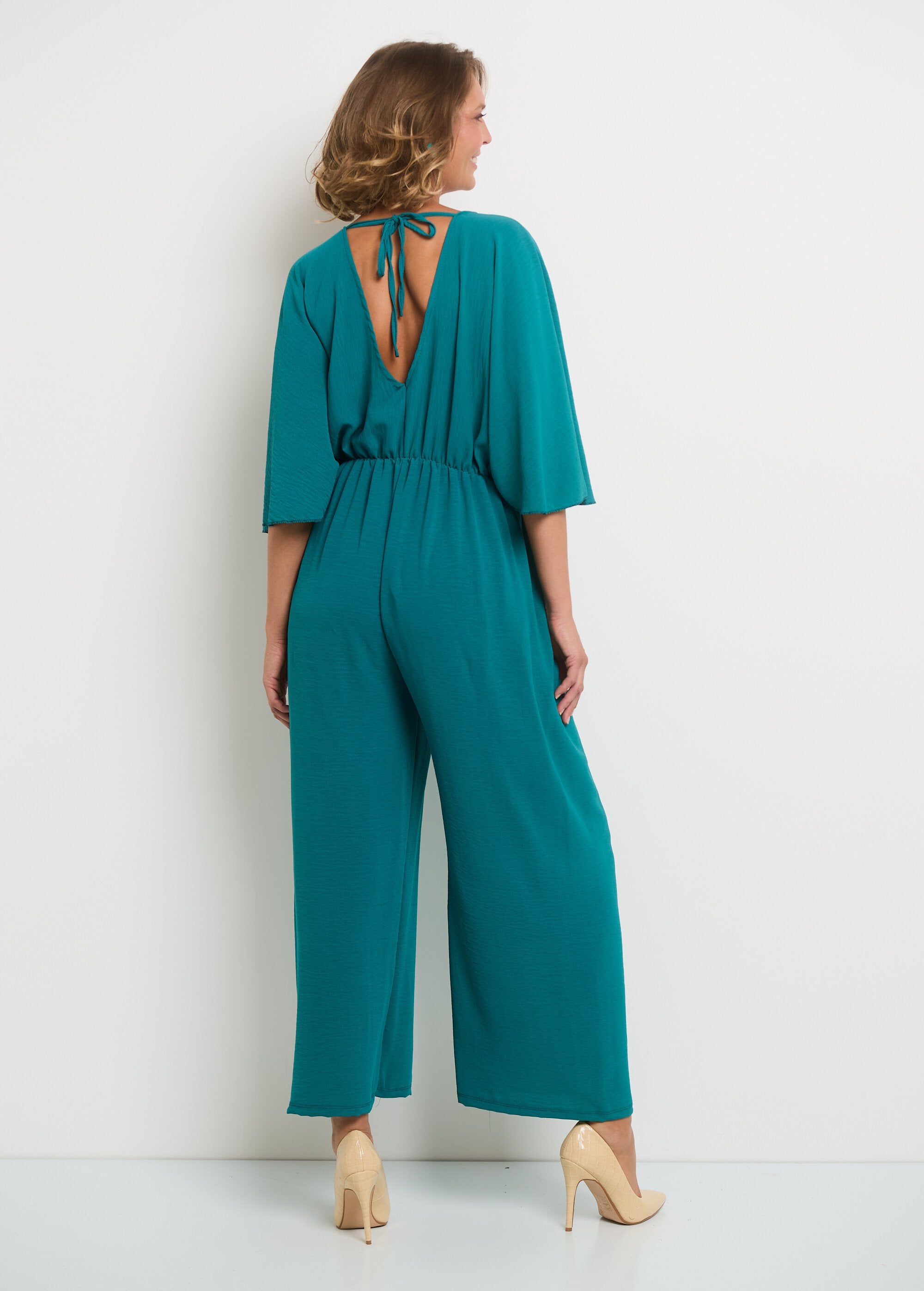 Soepele_jumpsuit_met_V-hals_en_striksluiting_op_de_rug_Emeraude_DO1_slim