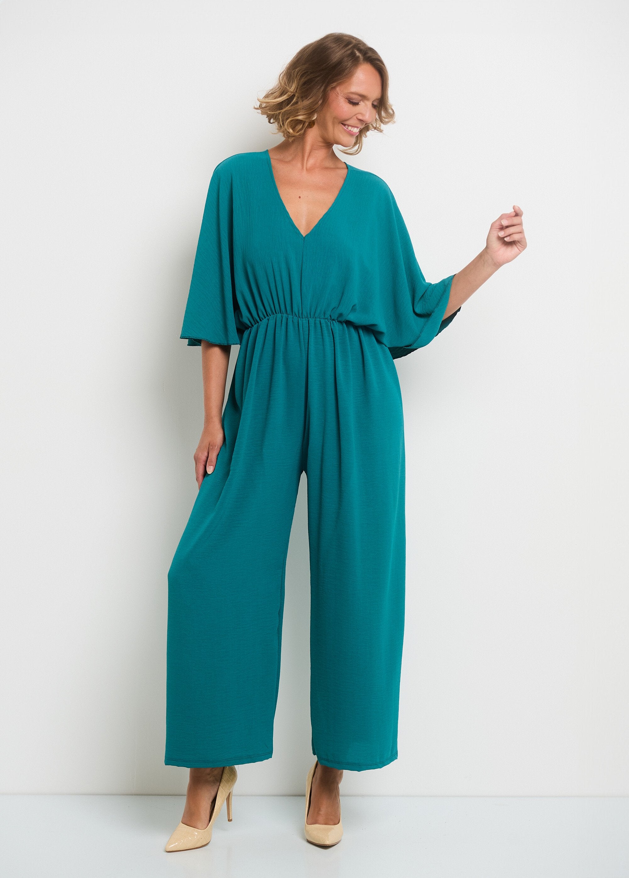 Soepele_jumpsuit_met_V-hals_en_striksluiting_op_de_rug_Emeraude_FA1_slim