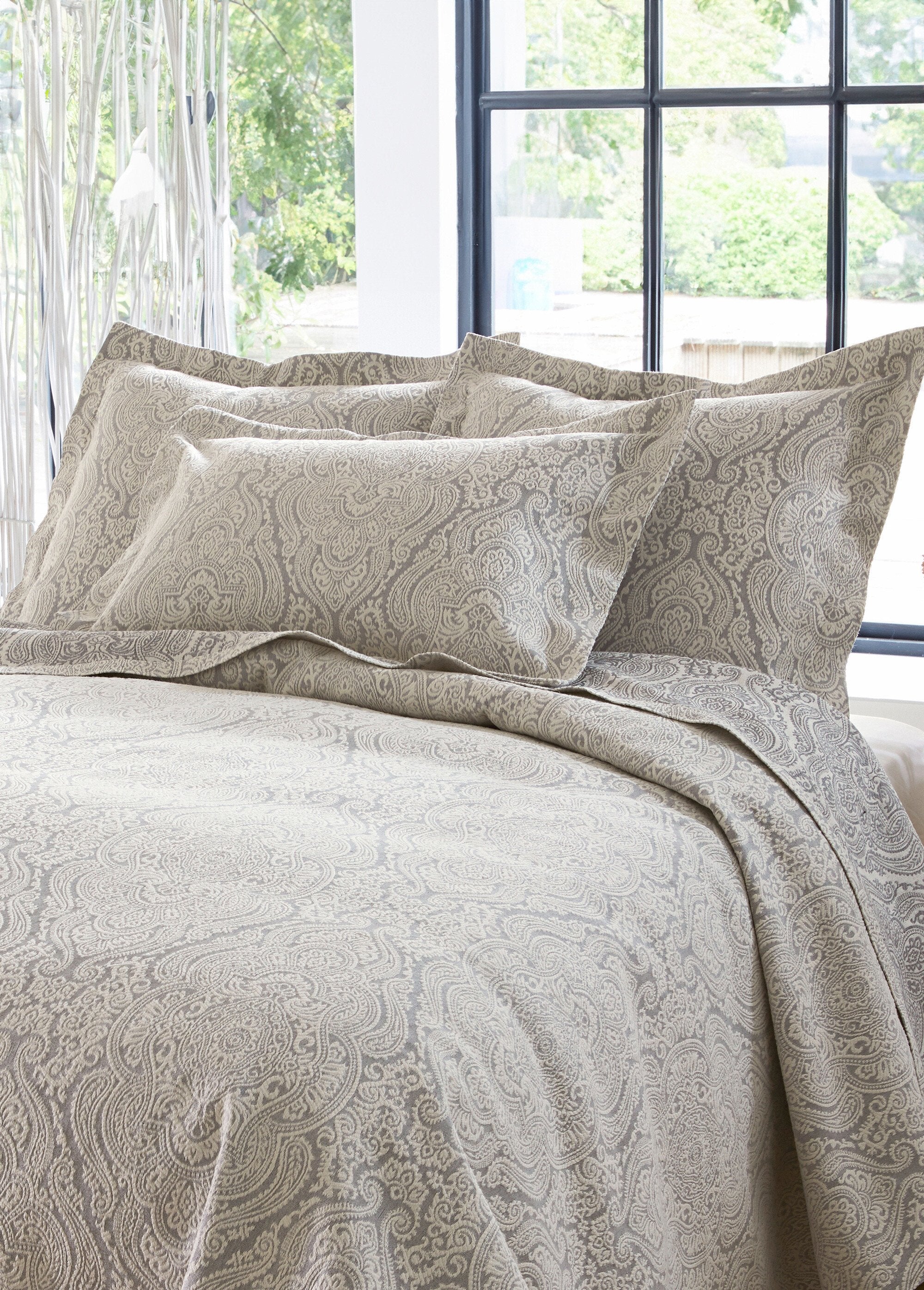 Jacquard_bedovertrek_met_arabesk_patroon_Gris_DE1_slim