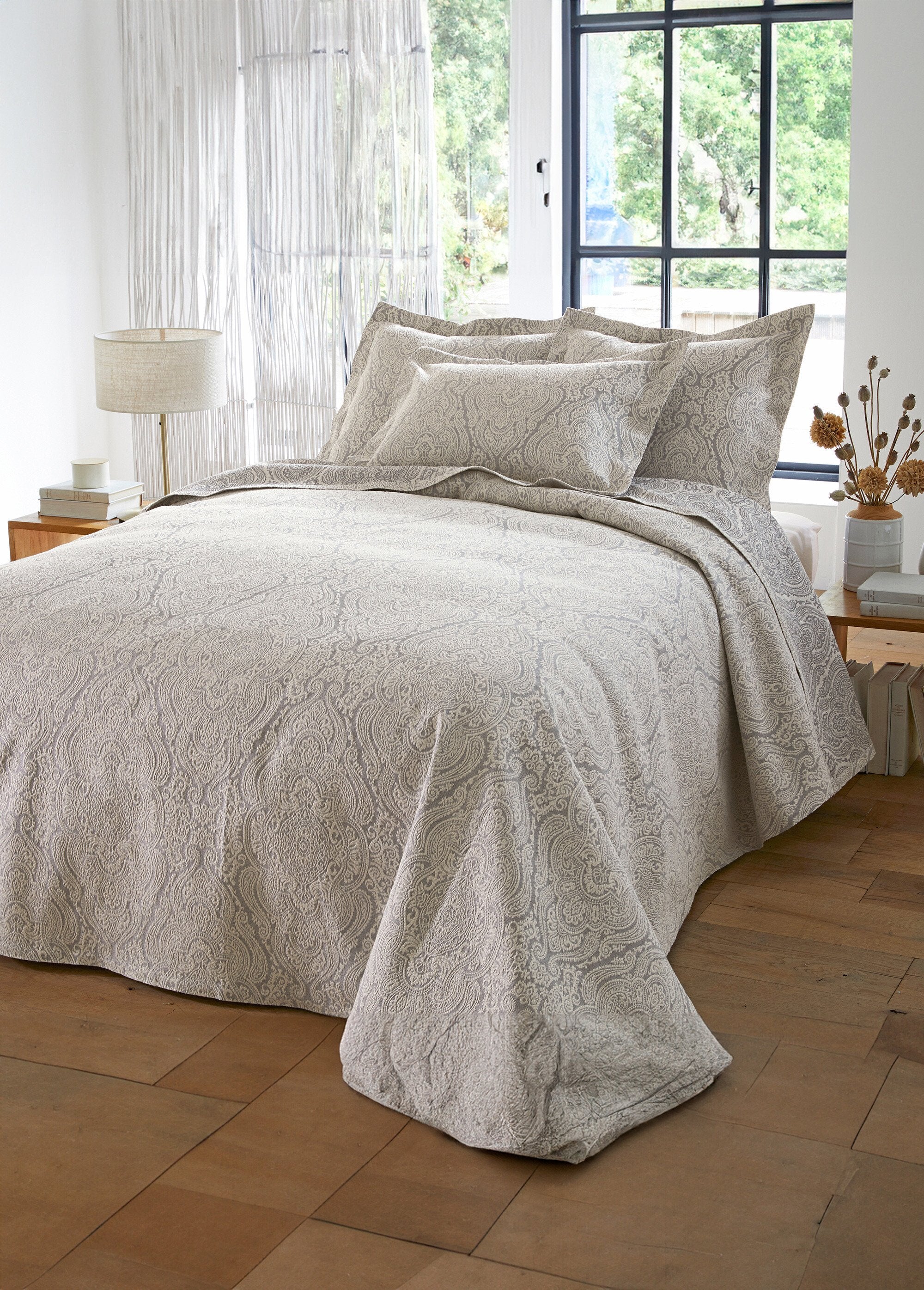 Jacquard_bedovertrek_met_arabesk_patroon_Gris_FA1_slim