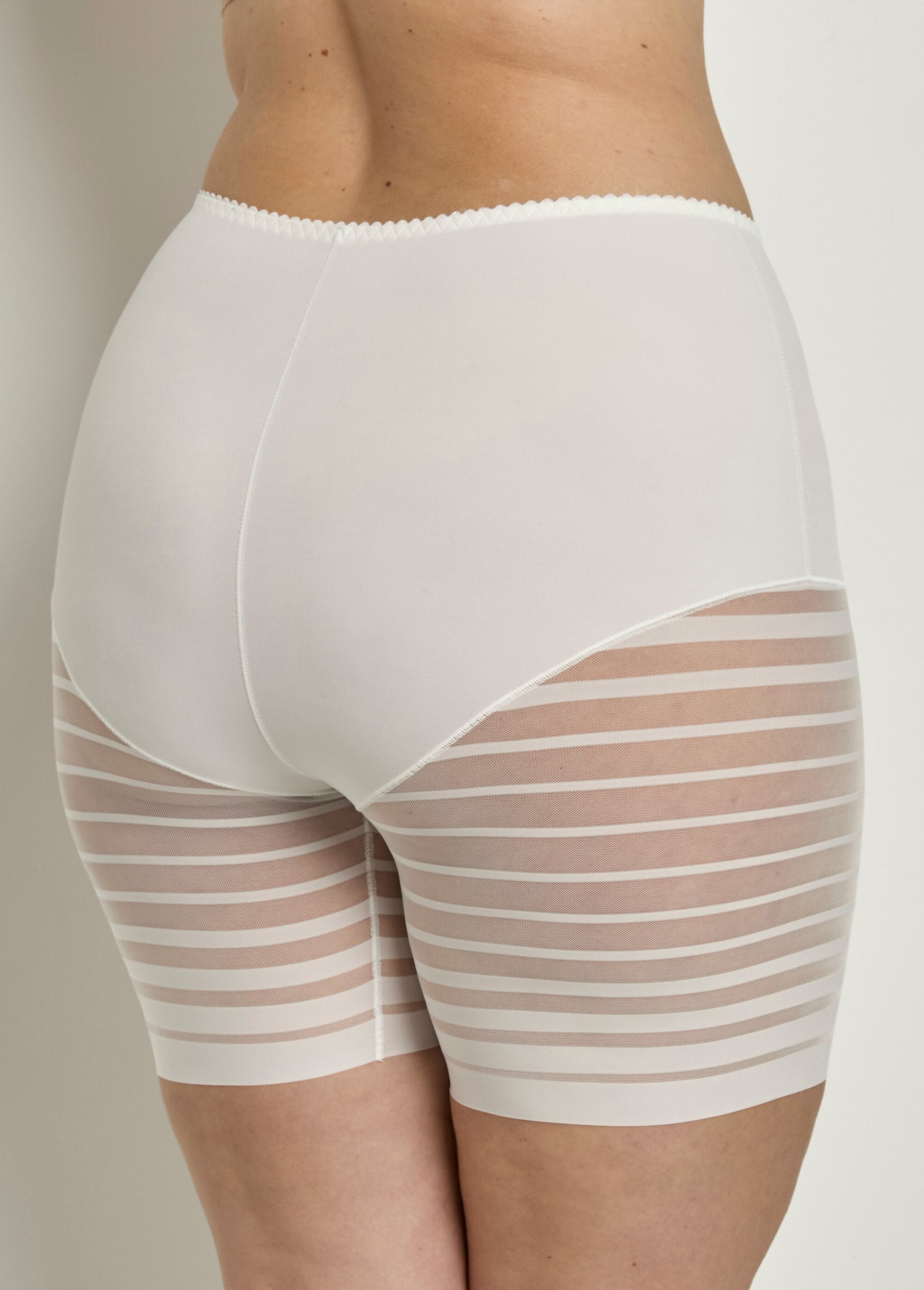 Gestreepte_stretch_shorts_van_tule_met_hoog_taille-effect_Ivoire_DO1_curvy