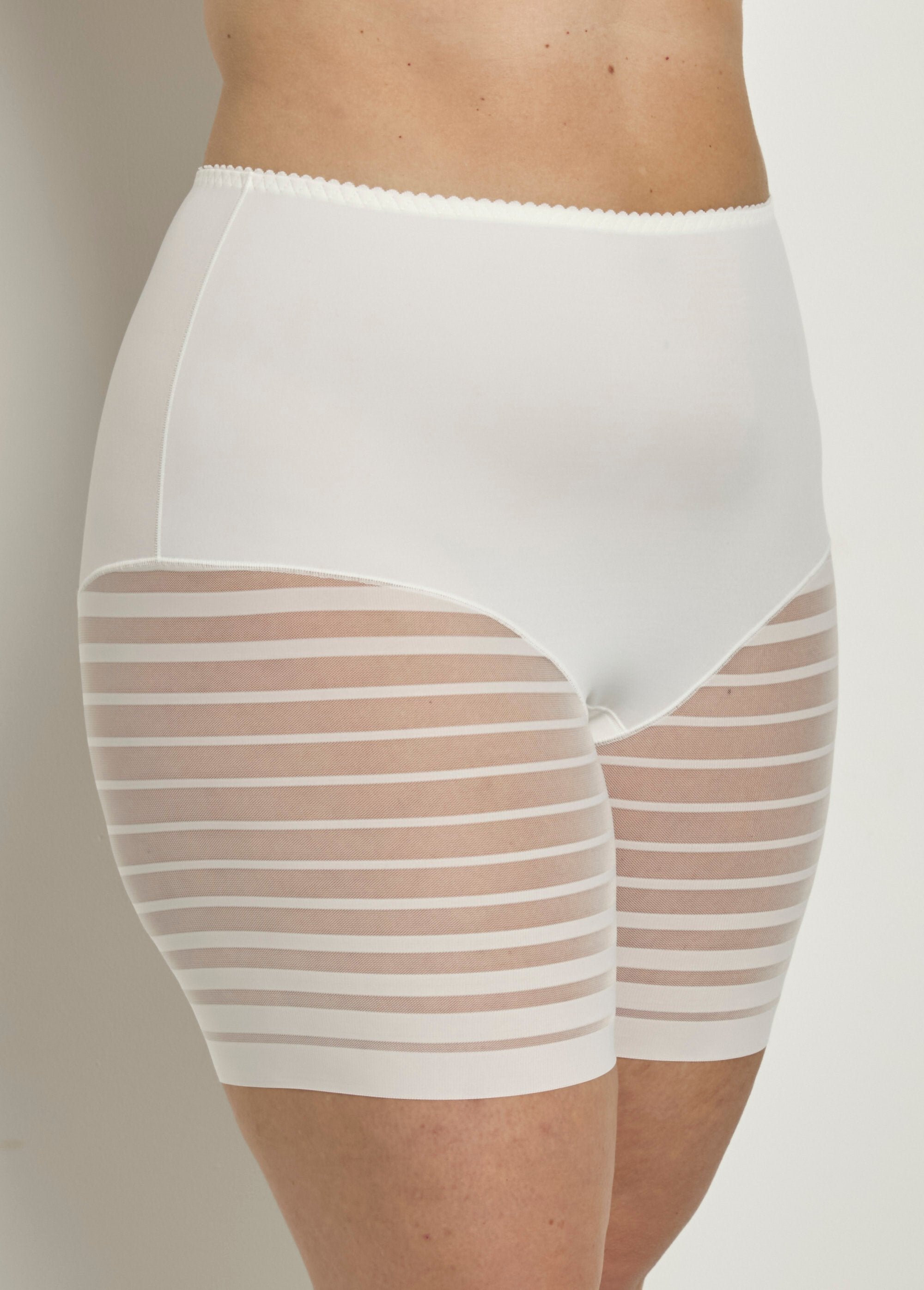 Gestreepte_stretch_shorts_van_tule_met_hoog_taille-effect_Ivoire_FA1_curvy