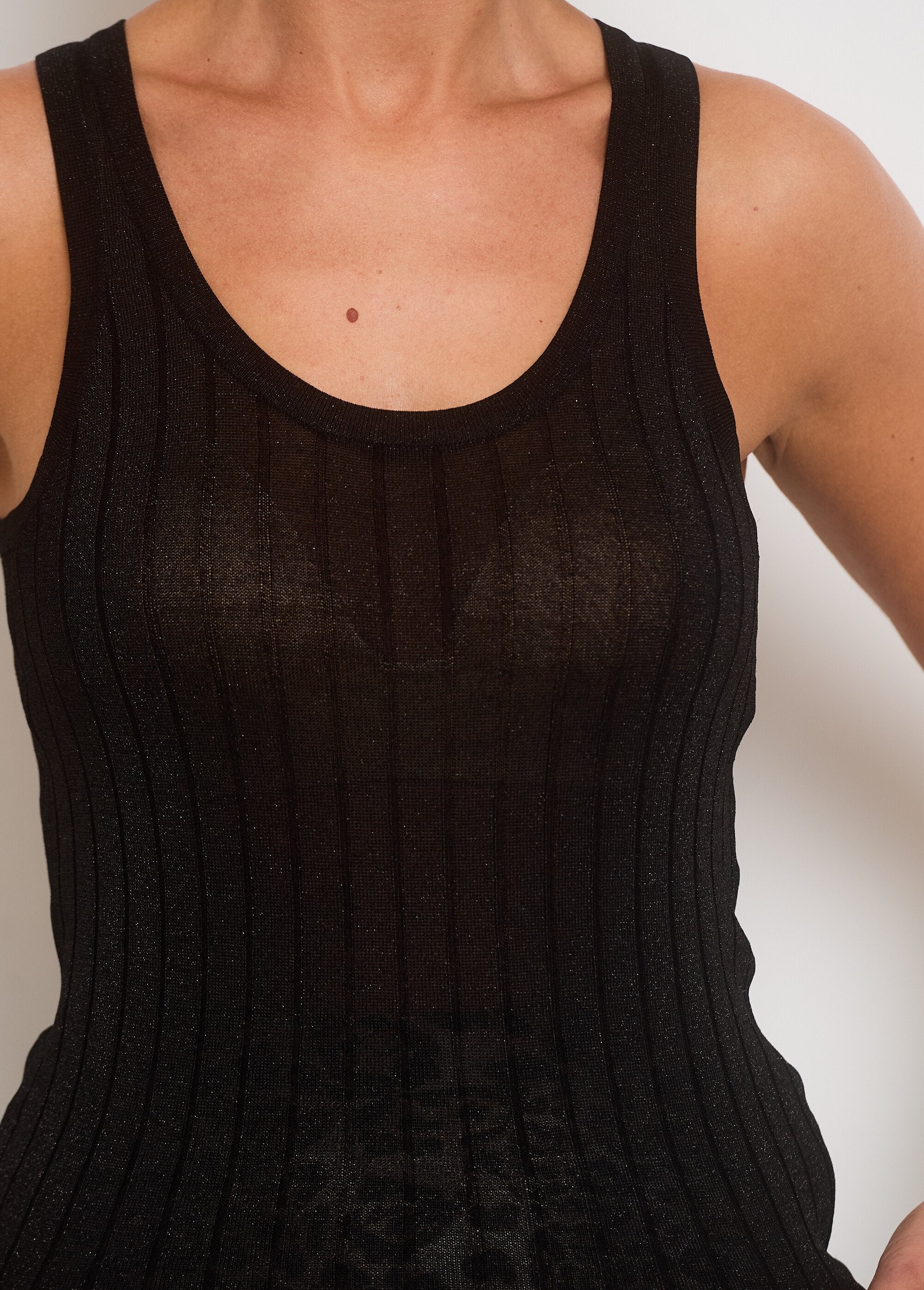 Geribbelde_tanktop_met_metallic_draad_Noir_DE1_slim