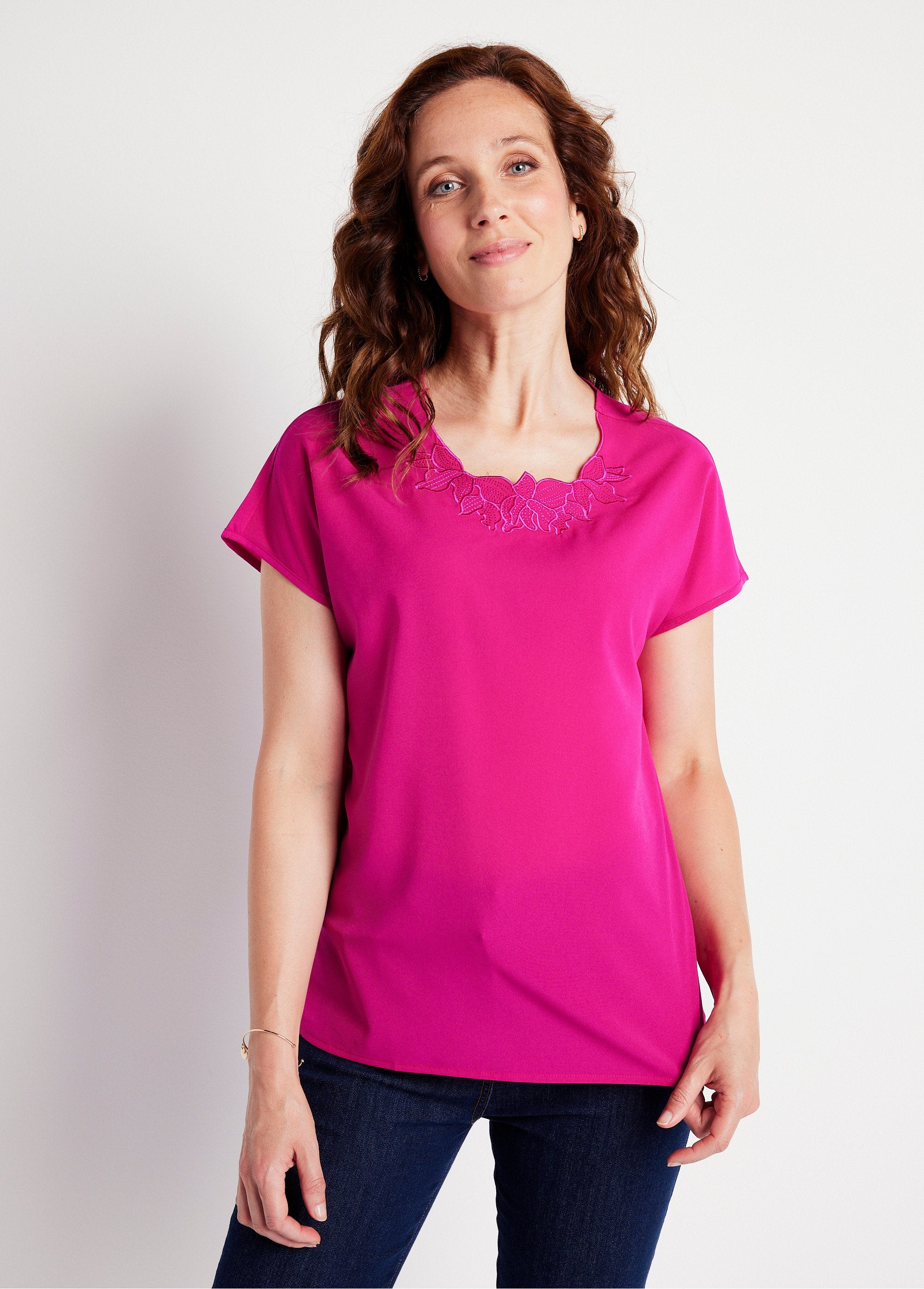 Top_met_lange_mouwen_en_borduursel_in_ronde_hals_Fuchsia_FA1_slim