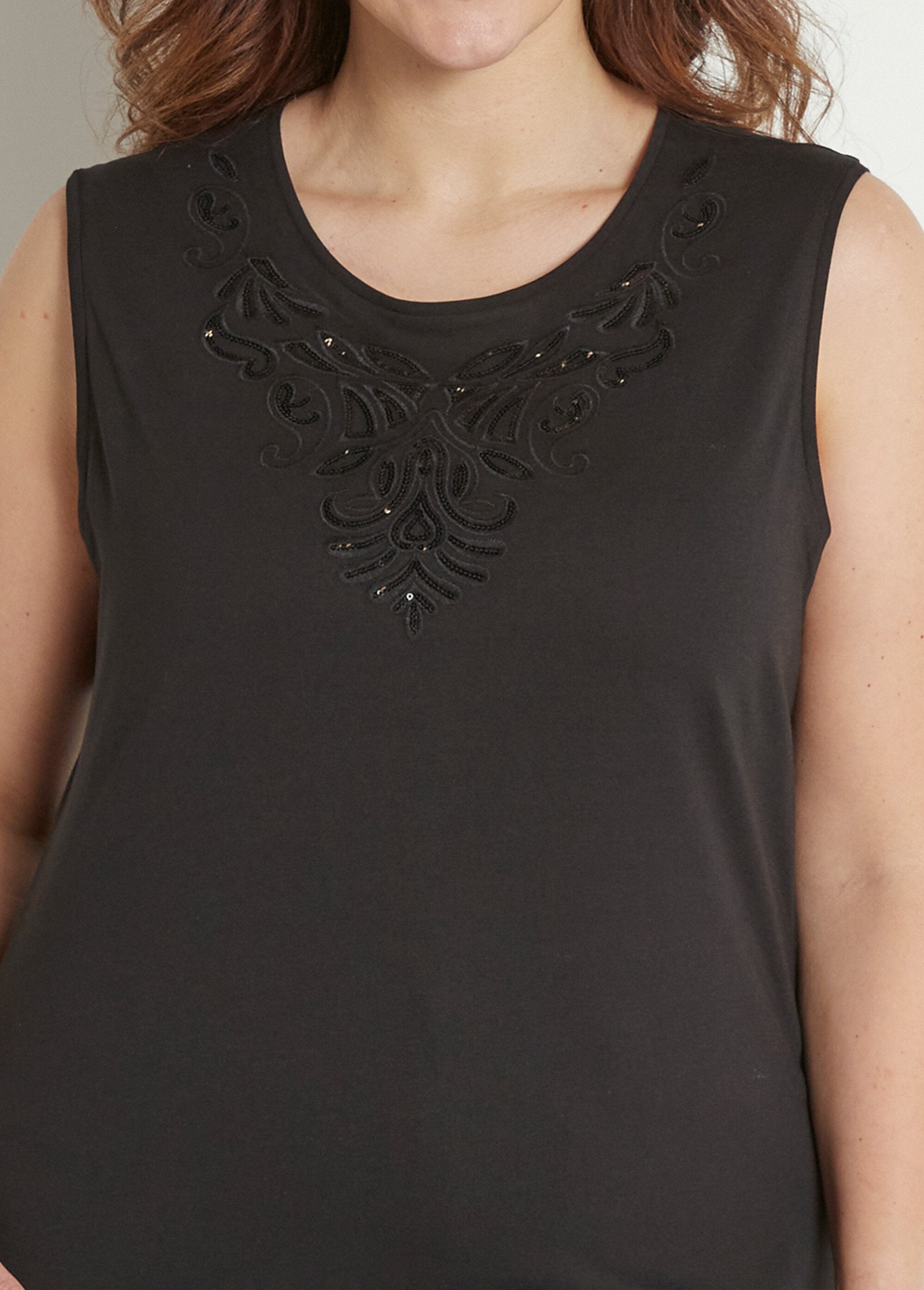 Effen_korte_tanktop_met_paillettenborduursel_Noir_DE1_curvy