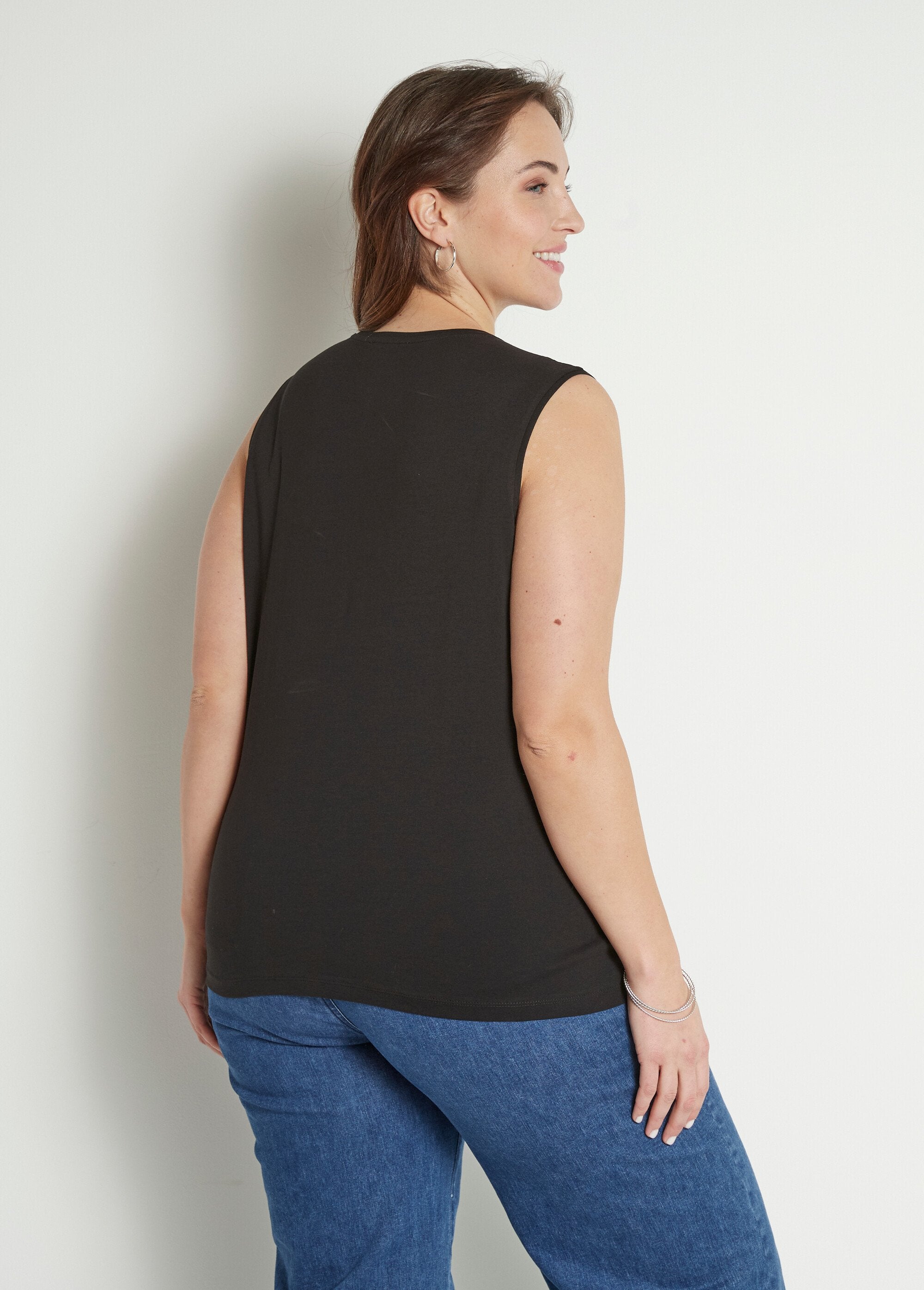 Effen_korte_tanktop_met_paillettenborduursel_Noir_DO1_curvy