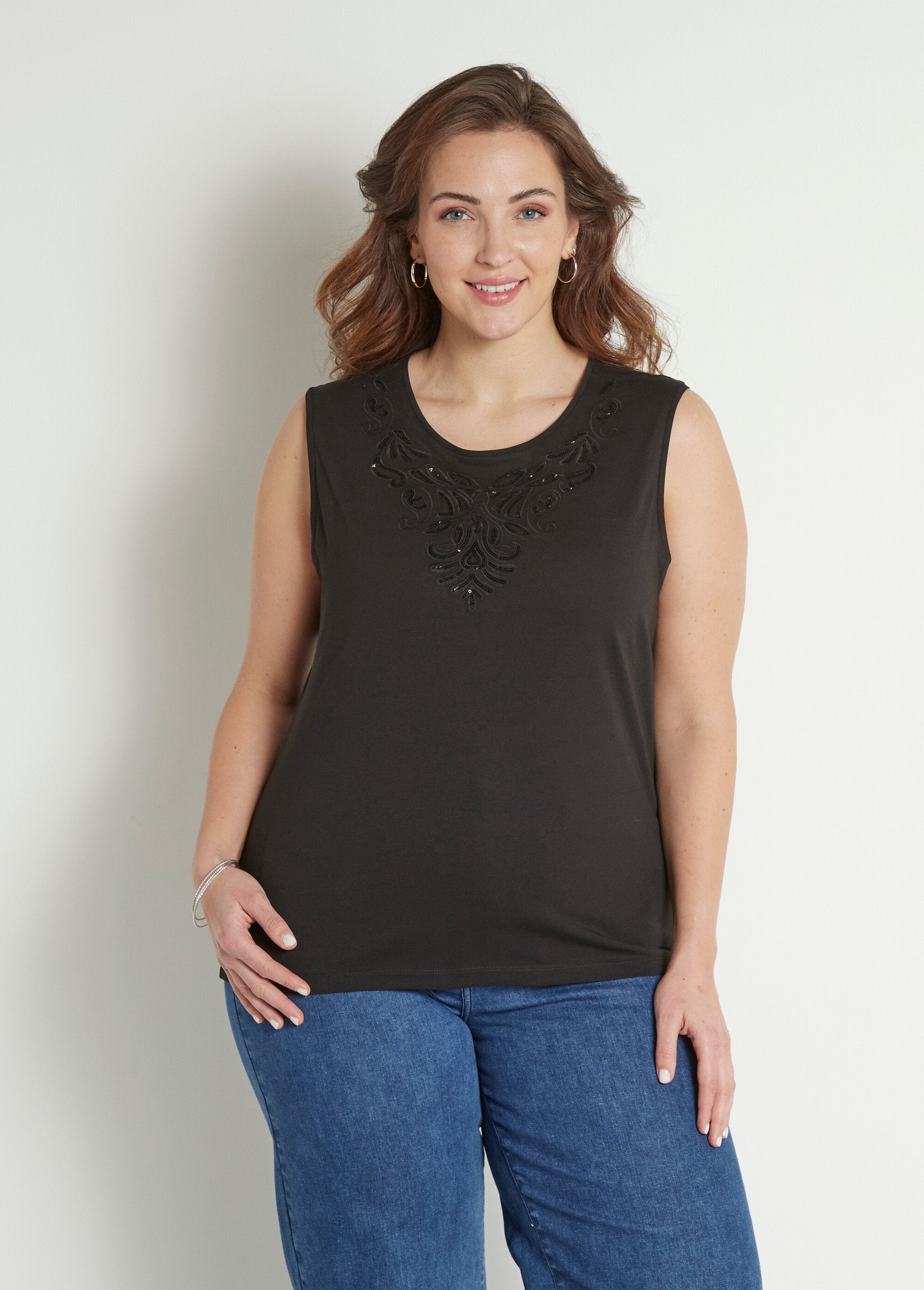 Effen_korte_tanktop_met_paillettenborduursel_Noir_FA1_curvy