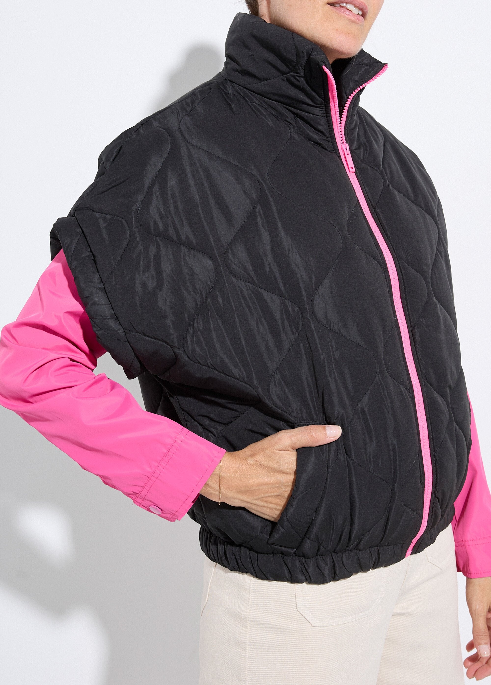 Mat_mouwloos_donsjack_met_fluorescerende_ritssluiting_Noir_DE1_slim