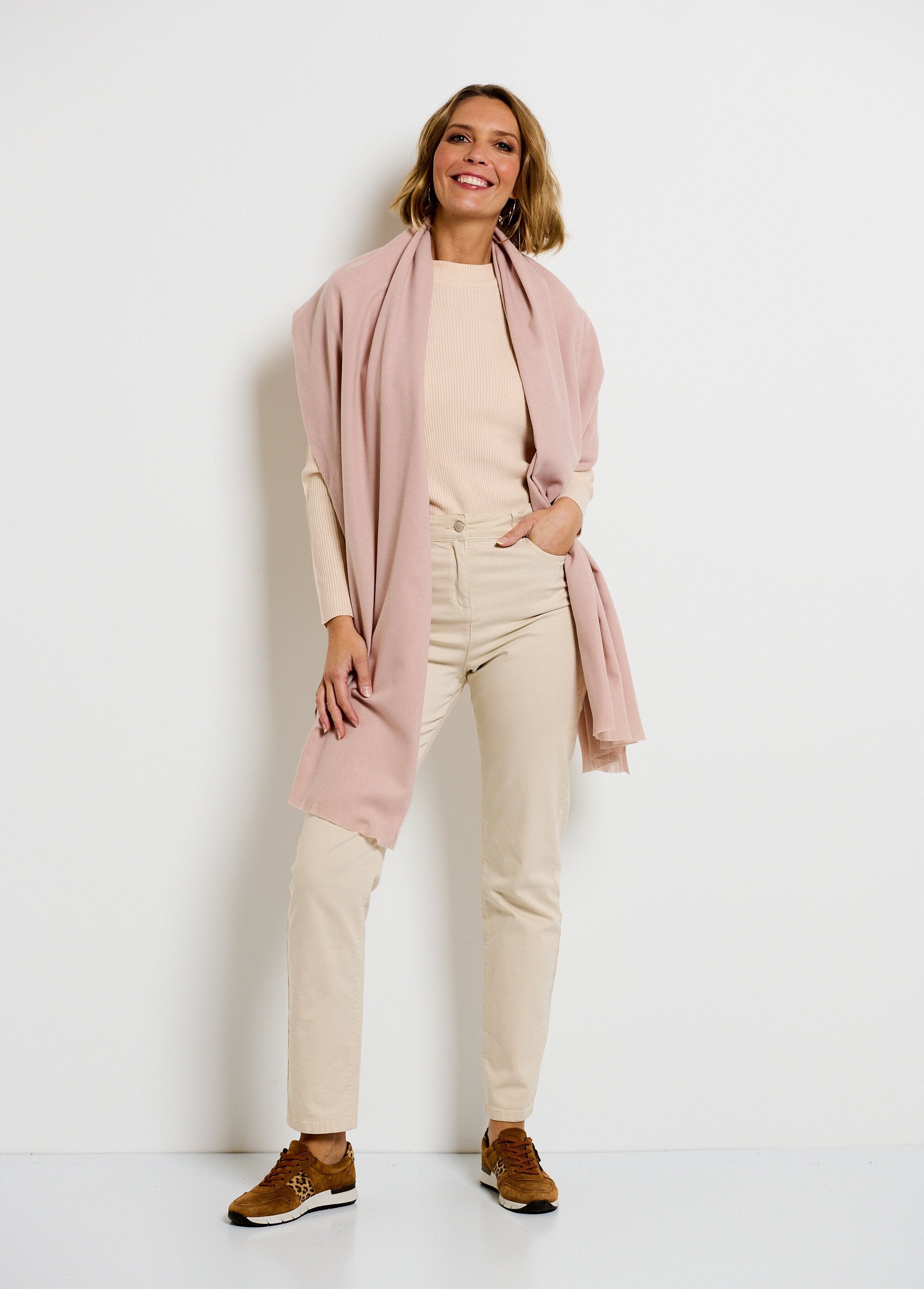 Trendy_warme_sjaal_met_kleine_franjes_Rose_nude_SF1_slim