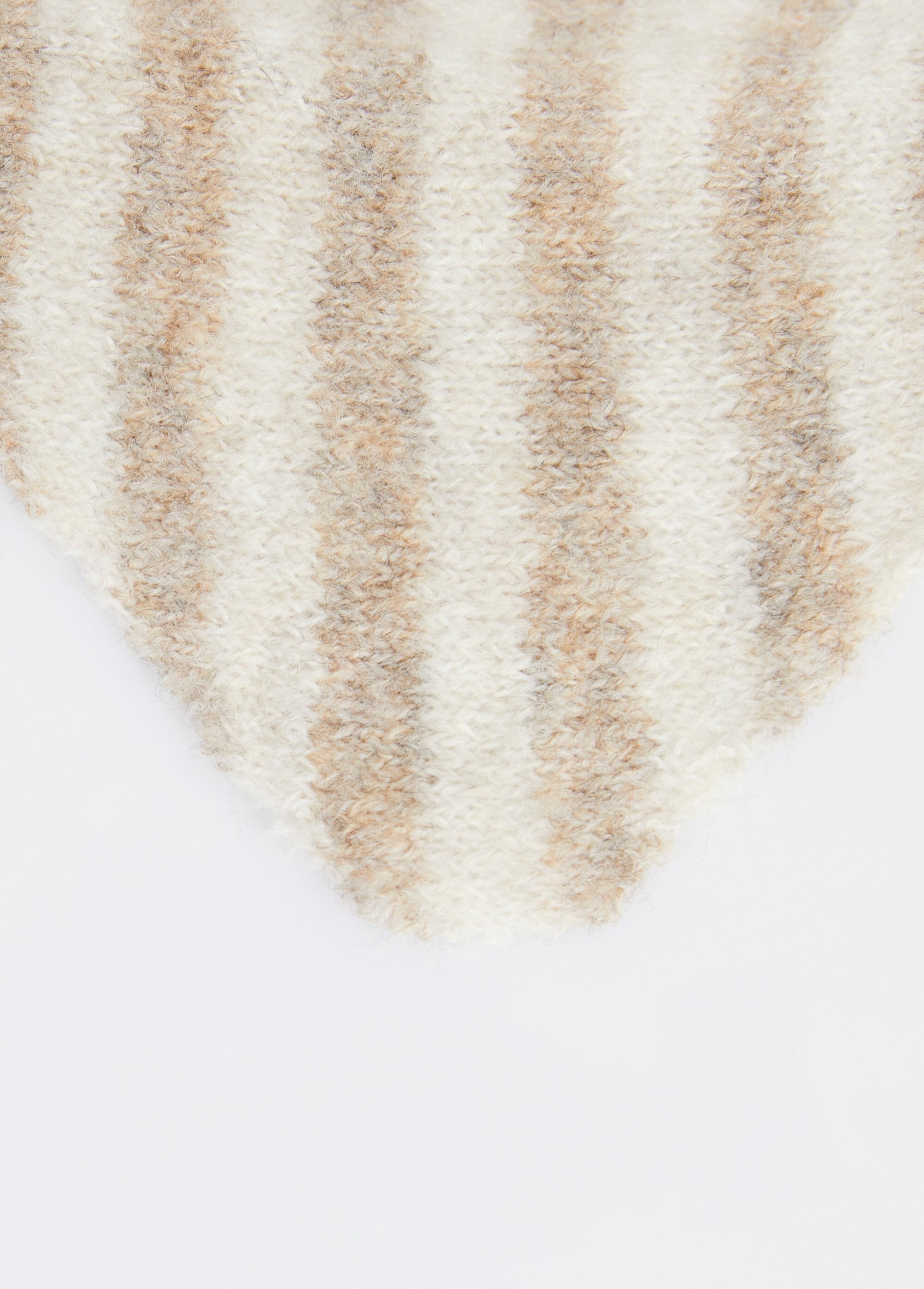 Gestreepte_driehoekige_sjaal,_met_wol_Taupe_DE1_slim