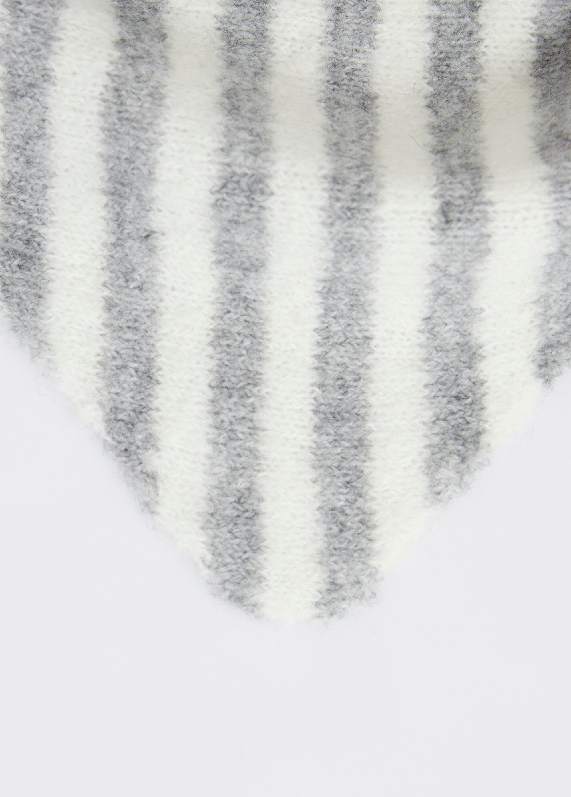 Gestreepte_driehoekige_sjaal,_met_wol_Gris_DE1_slim