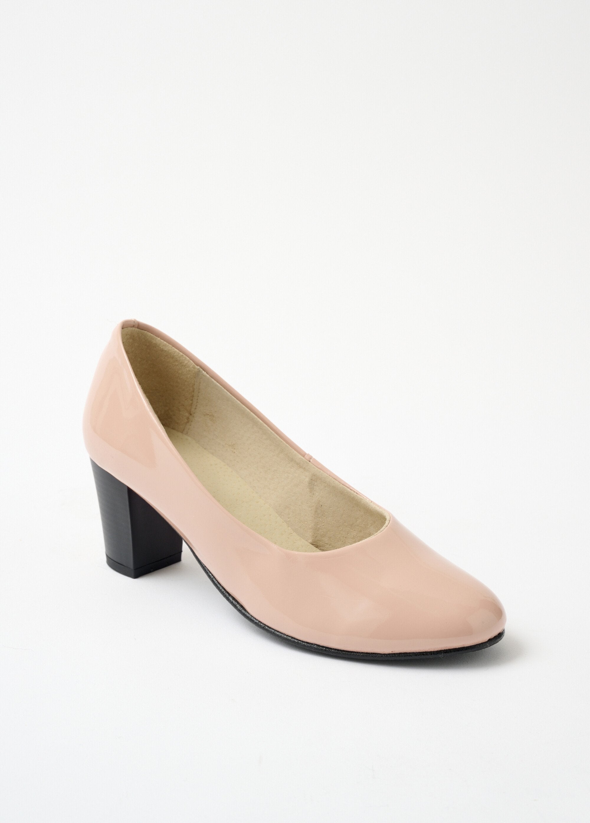 Comfortable_wide_leather_pump_with_round_toe_Powder_varnish_FA1_slim