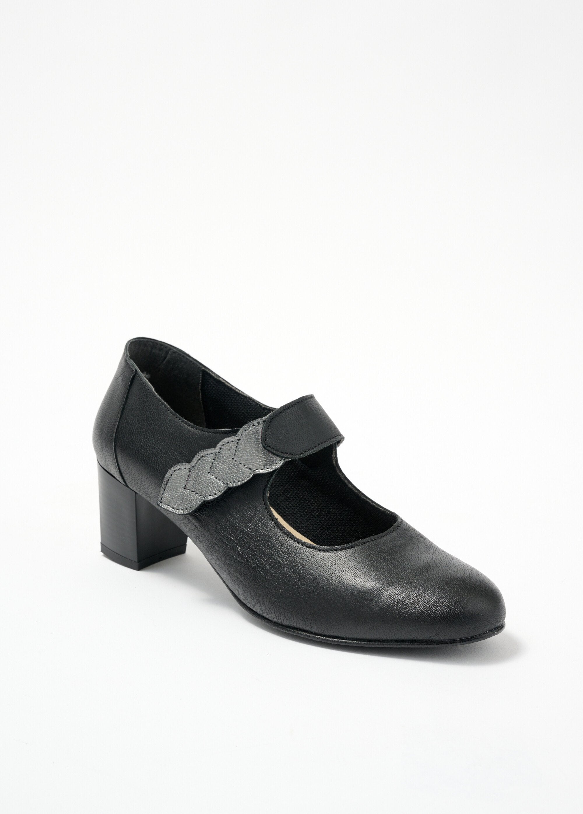 Pumps_met_hak_in_comfortabele_wijdte_met_leren_klittenbandsluiting_Noir_FA1_slim