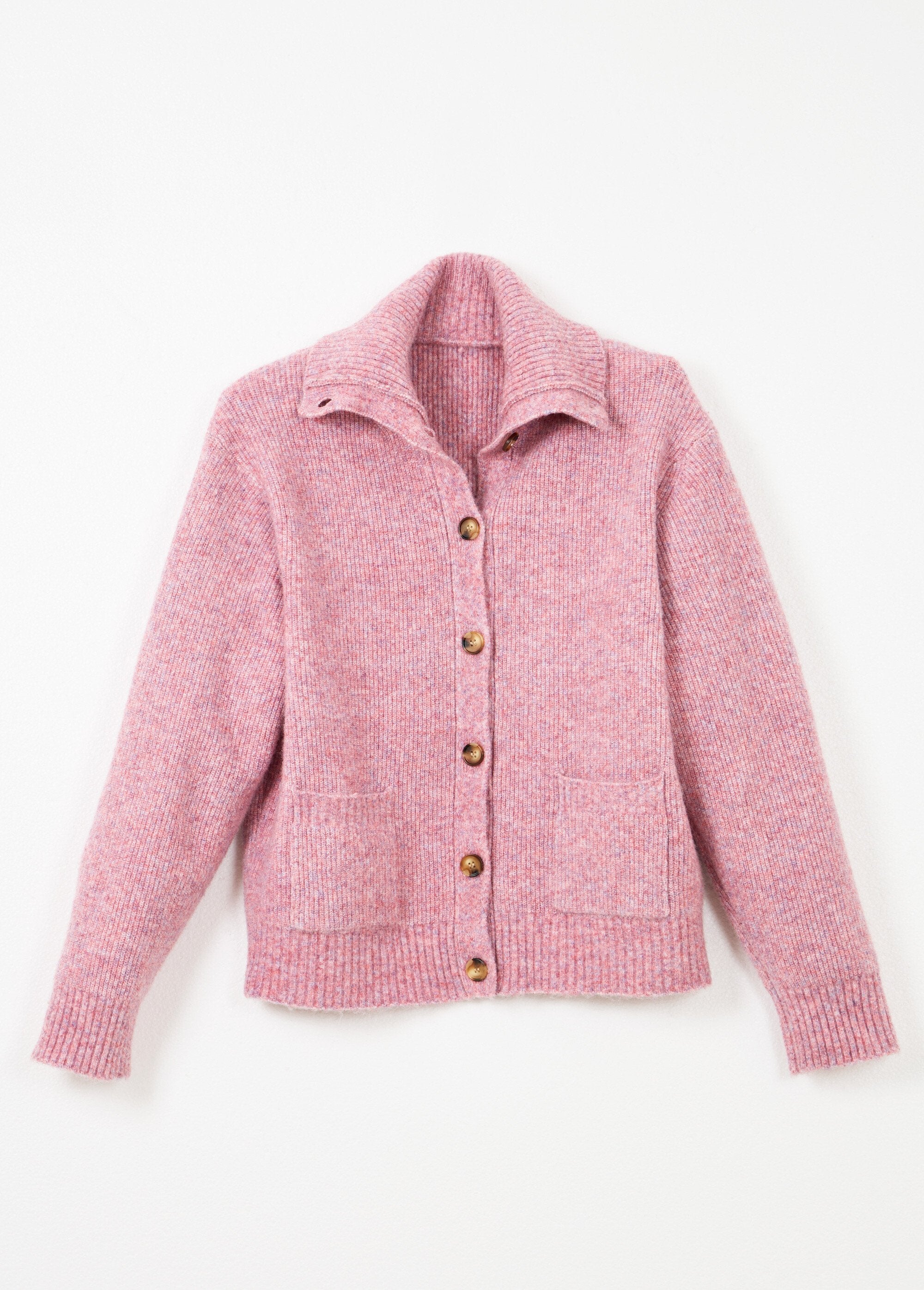 Warm_geribd_vest_met_knopen_van_wol_en_gerecyclede_vezels_Rose_AP1_slim
