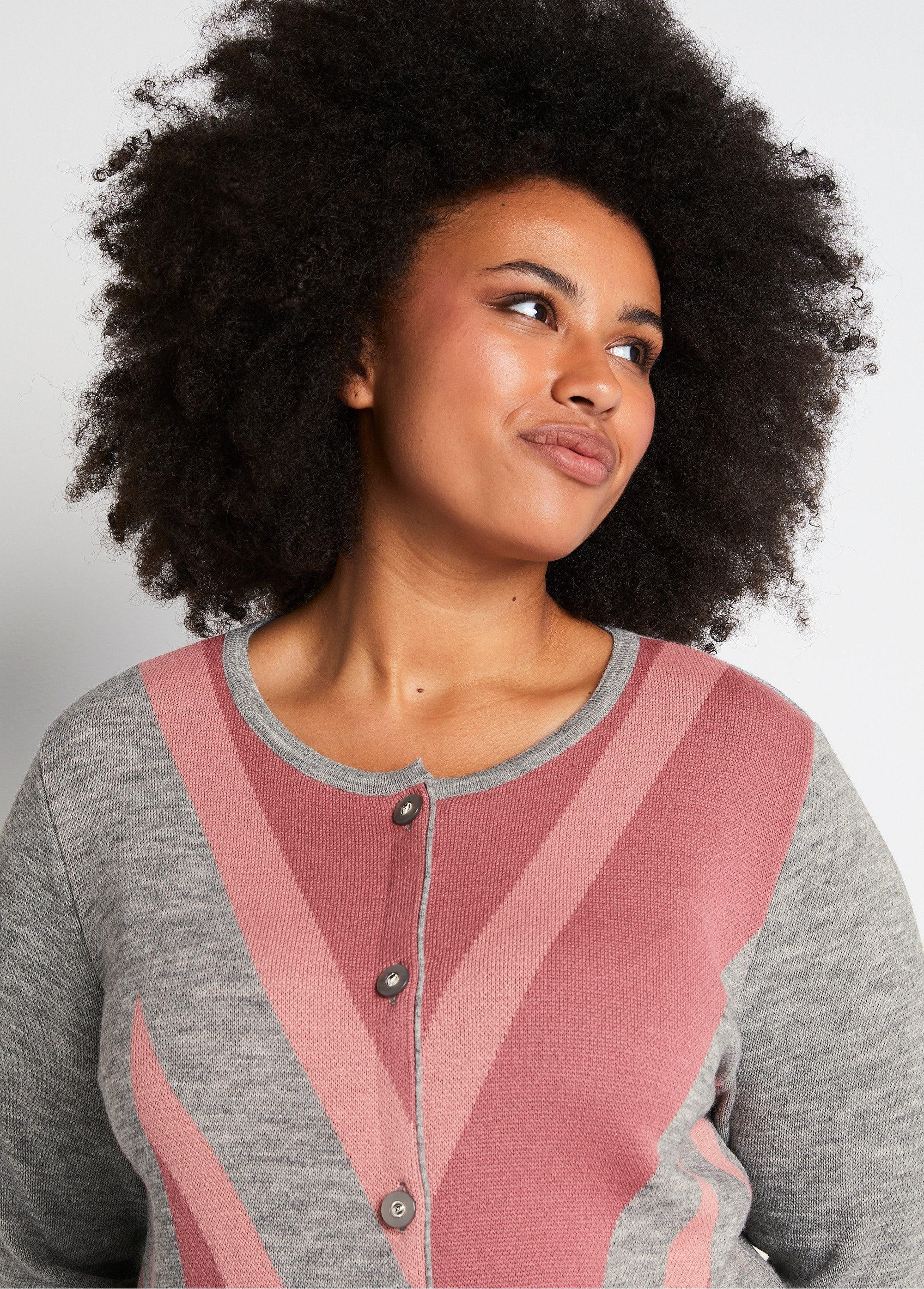 Mid-length_wool_jacquard_buttoned_cardigan_Gray_and_pink_DE1_curvy