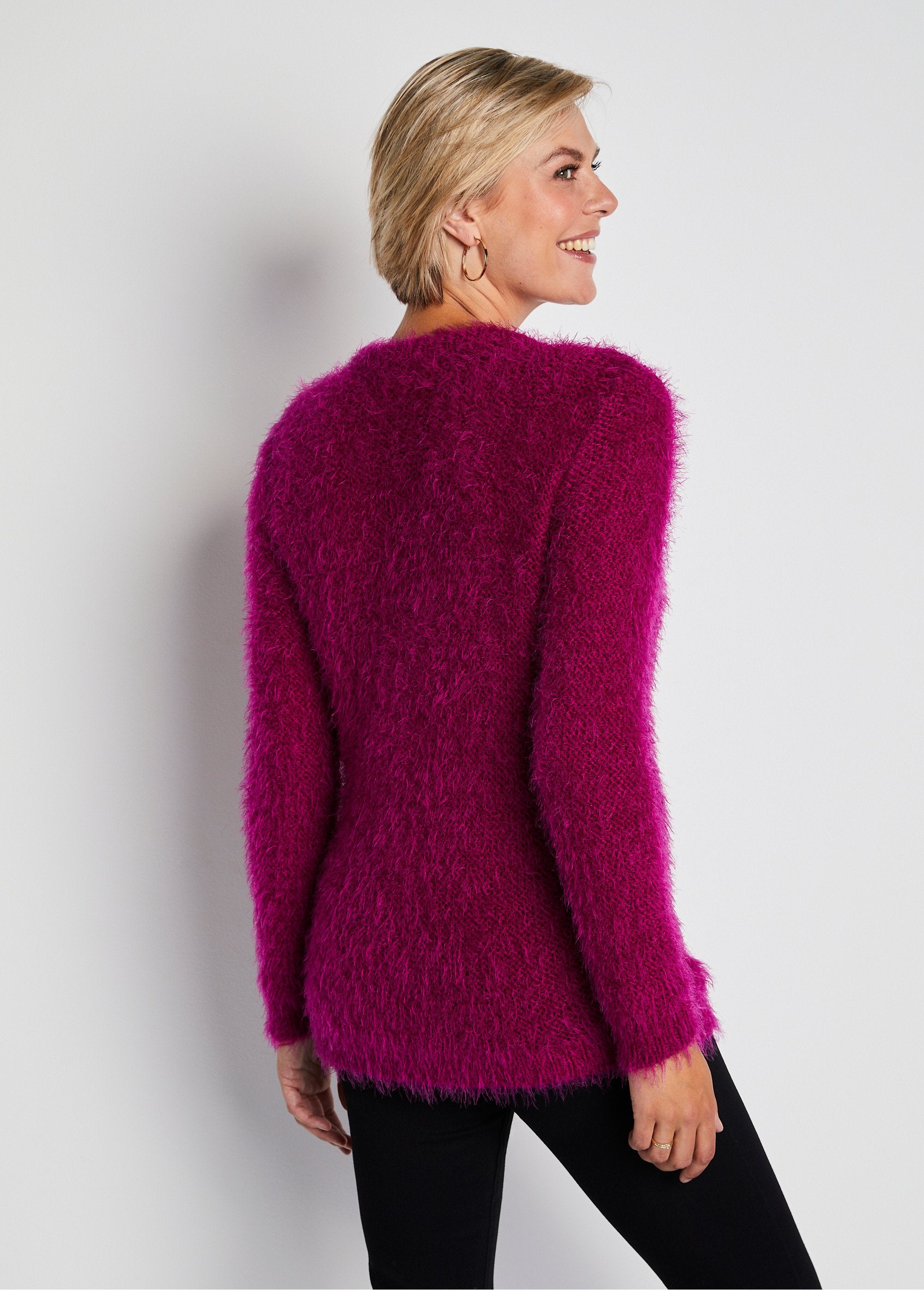 Halflang_vest_met_knopen_in_zacht_breisel_Fuchsia_DO1_slim