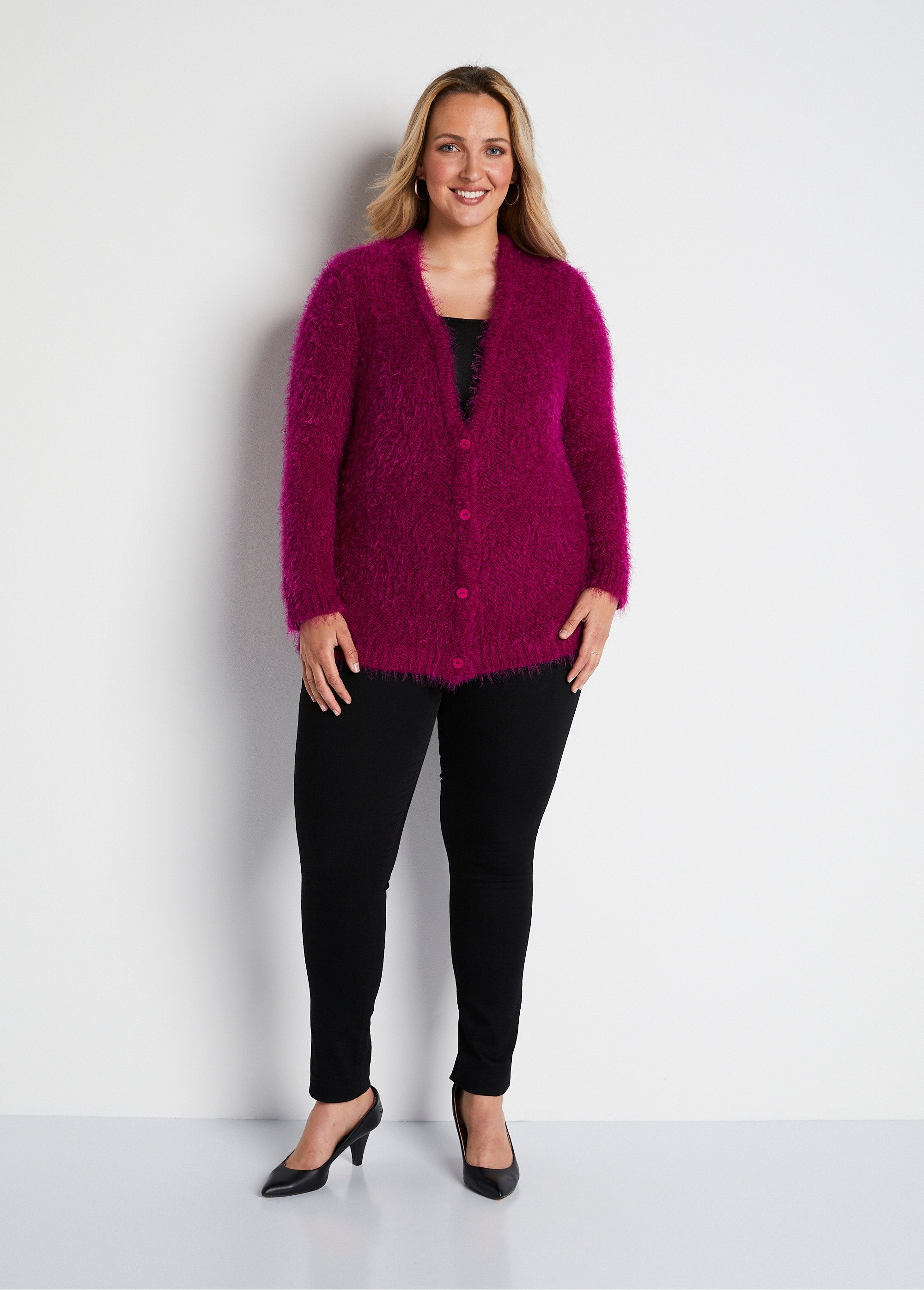 Halflang_vest_met_knopen_in_zacht_breisel_Fuchsia_SF1_curvy