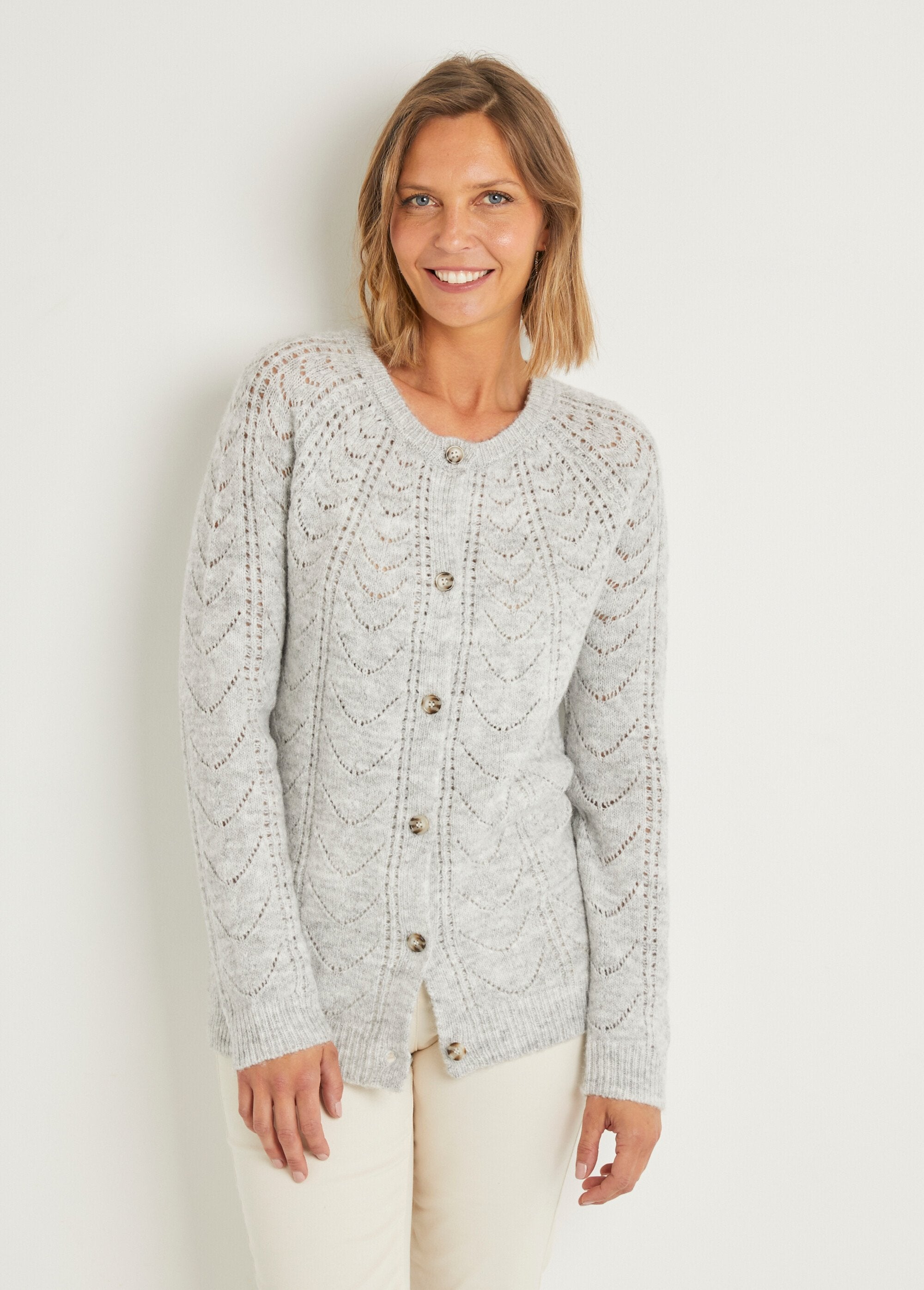 Cardigan_met_knopen_en_zoomdetails_en_ronde_hals_Gris_chine_FA1_slim