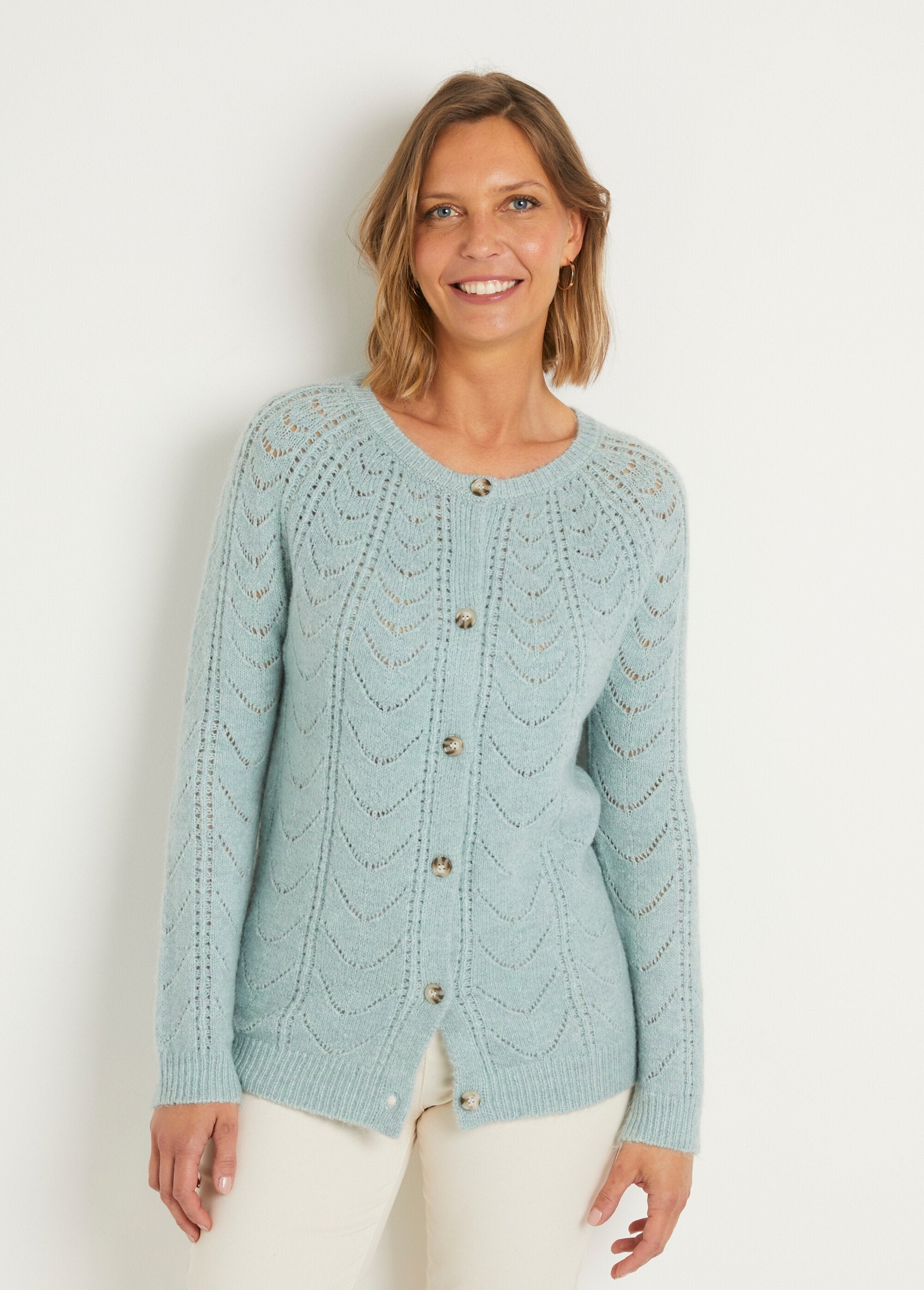 Cardigan_met_knopen_en_zoomdetails_en_ronde_hals_Aqua_FA1_slim