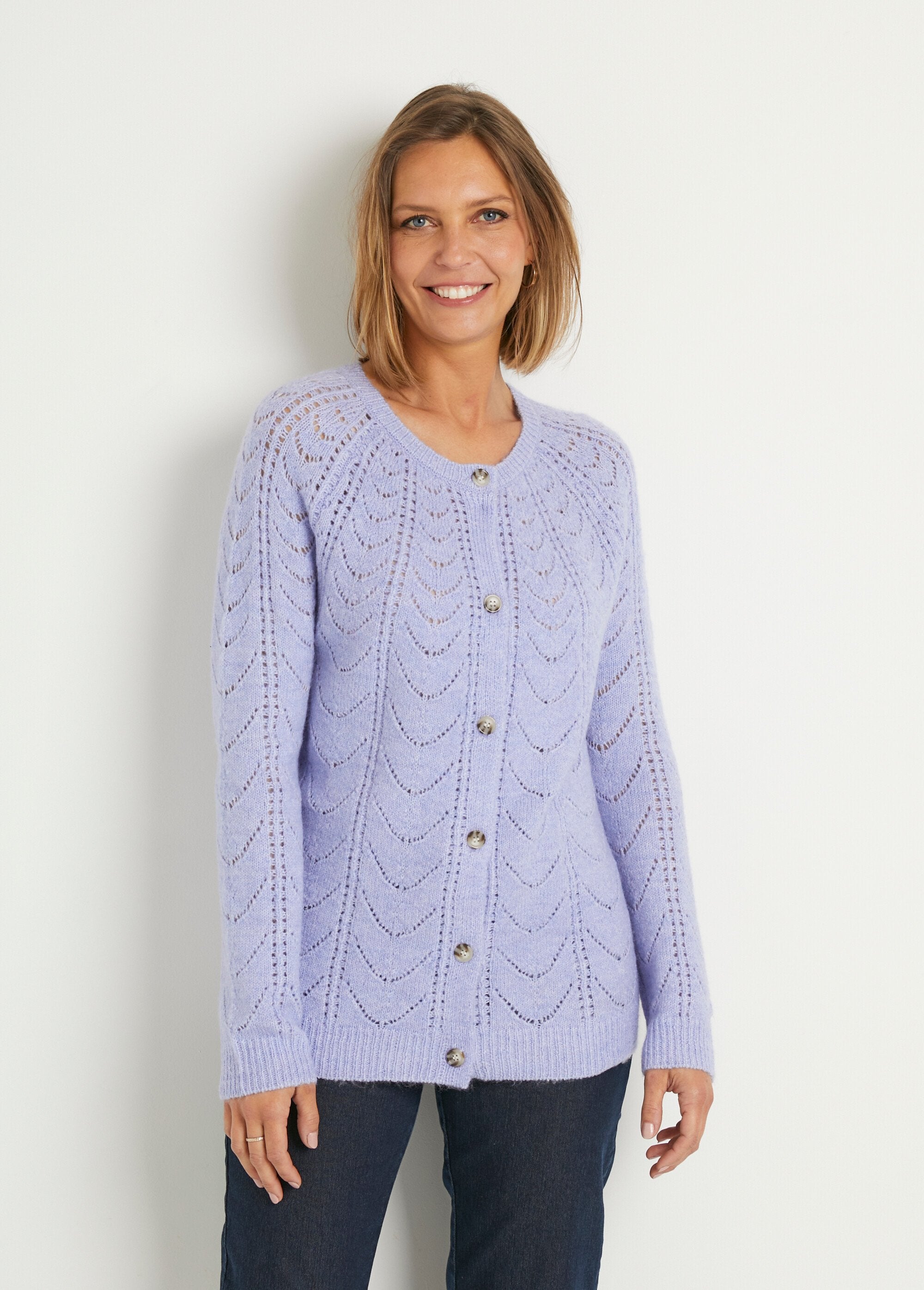 Cardigan_met_knopen_en_zoomdetails_en_ronde_hals_Parme_FA1_slim