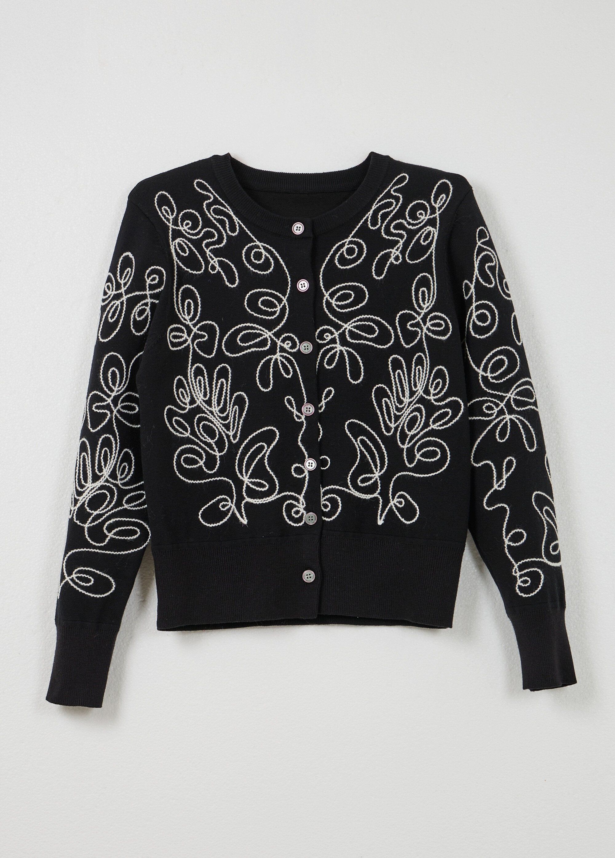 Gilet_cardigan_boutonné_court_brodé_Noir_et_ecru_AP1_slim