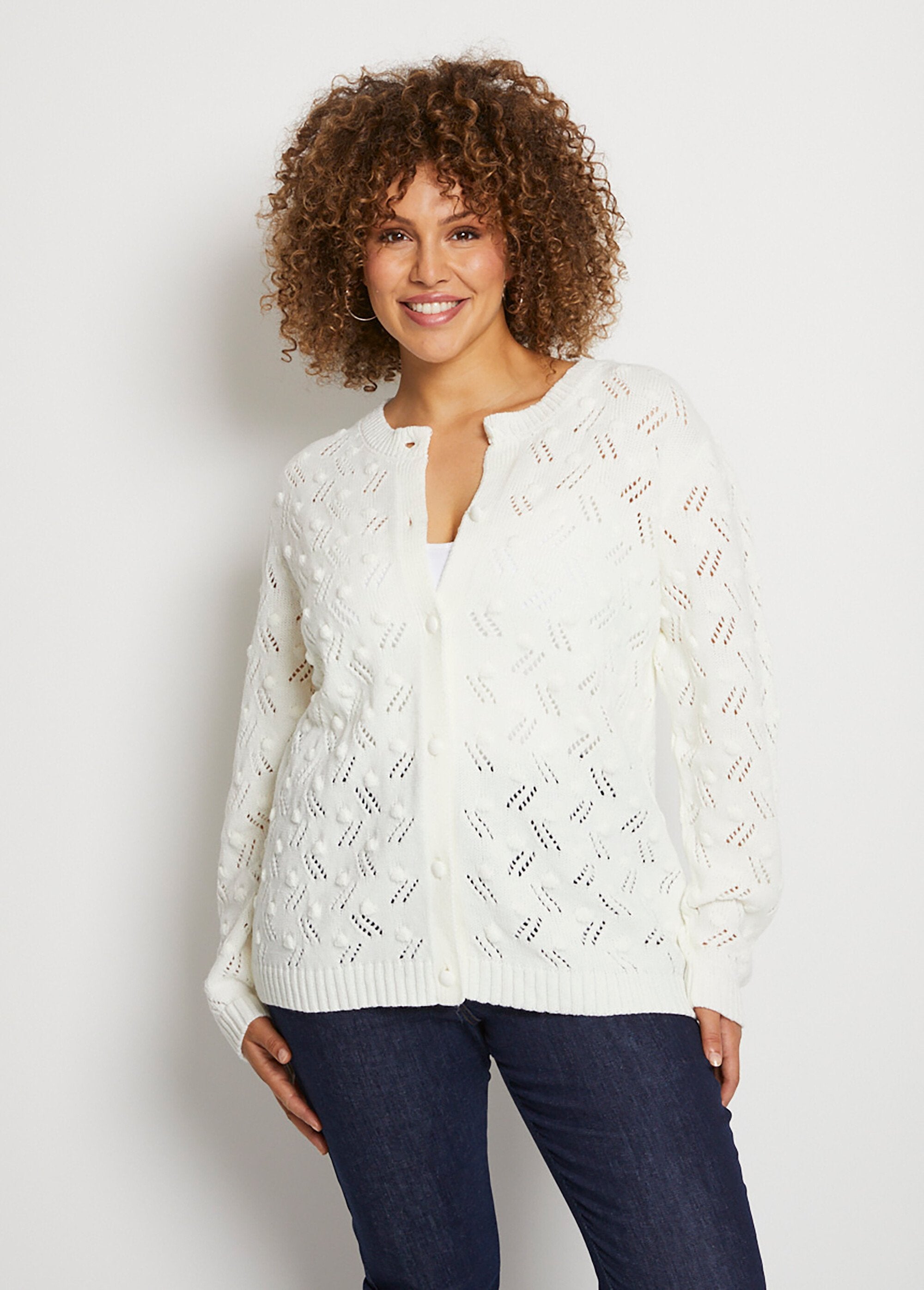 Kort_gebreid_vest_met_knopen_Ecru_FA1_curvy