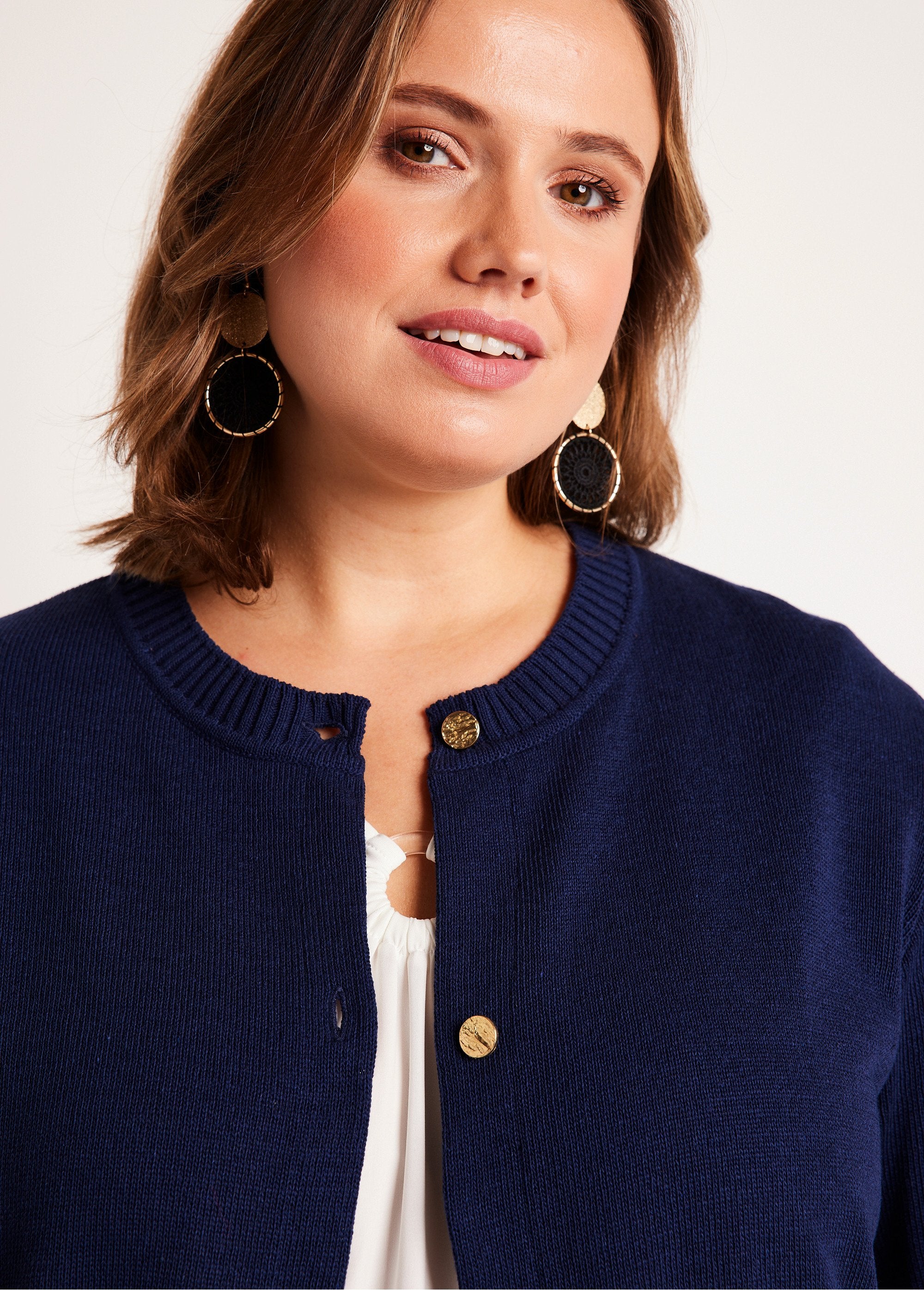 Gilet_cardigan_court_boutonné_Marine_DE1_curvy