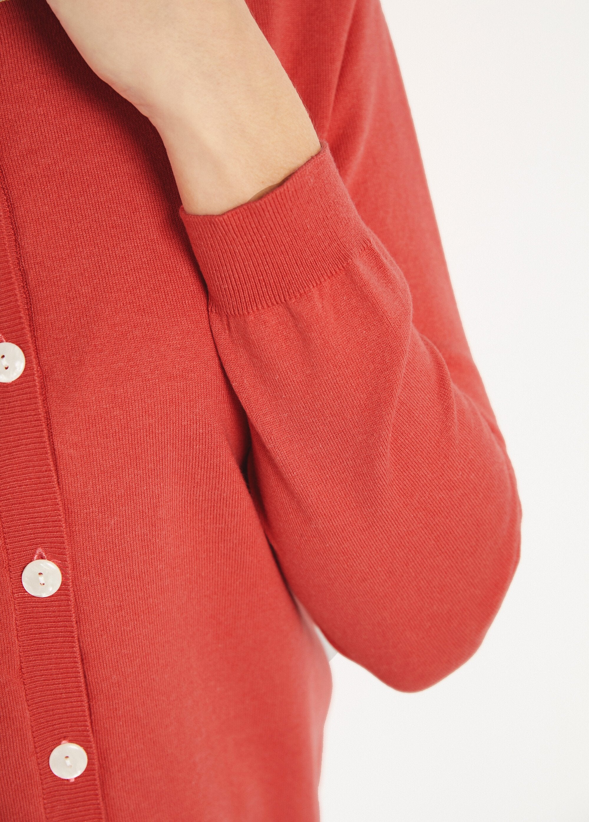 Gilet_cardigan_doux_col_rond_boutonné_Coquelicot_DE2_slim